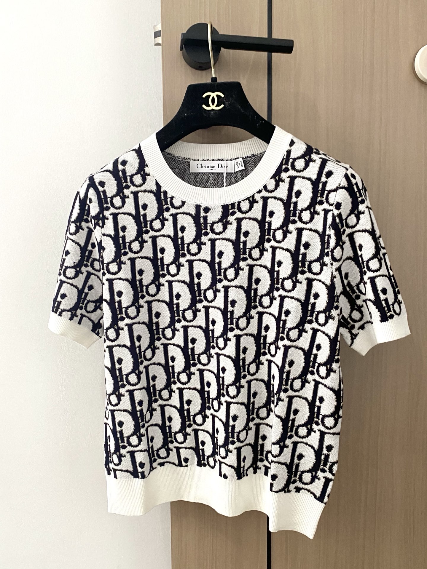 NO:437897,New two-color classic gold thread jacquard short sleeves, presbyopia logo pattern embellishment, upper body look slim and fashionable color code //,,T-shirt,alexander wang19860909新款 二色经典金线提花短袖 老花logo图案点缀修饰 上身顯瘦時尚 色碼 //,,T-shirt,alexander wang,Women's clothing