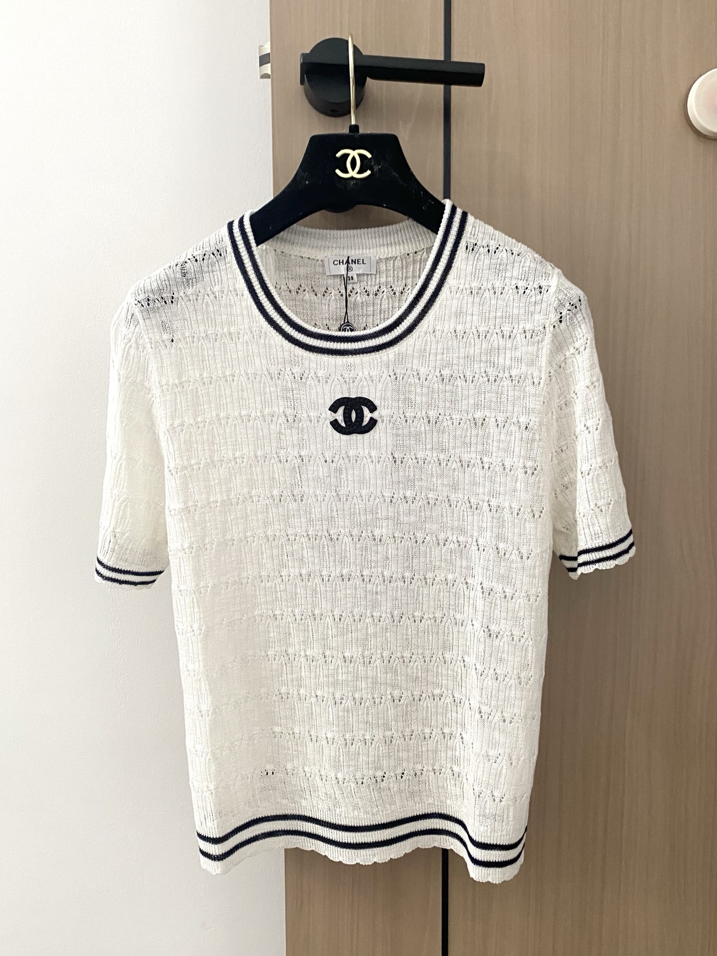 NO:437912,New two-color round neck short sleeve fabric breathable logo pattern embellishment and high-end atmosphere on the upper body Color code //, T-shirt,alexander wang19860909新款 二色圆领短袖 面料透气 logo图案修饰点缀 上身高级氛围感 色碼 //,,T-shirt,alexander wang,Women's clothing