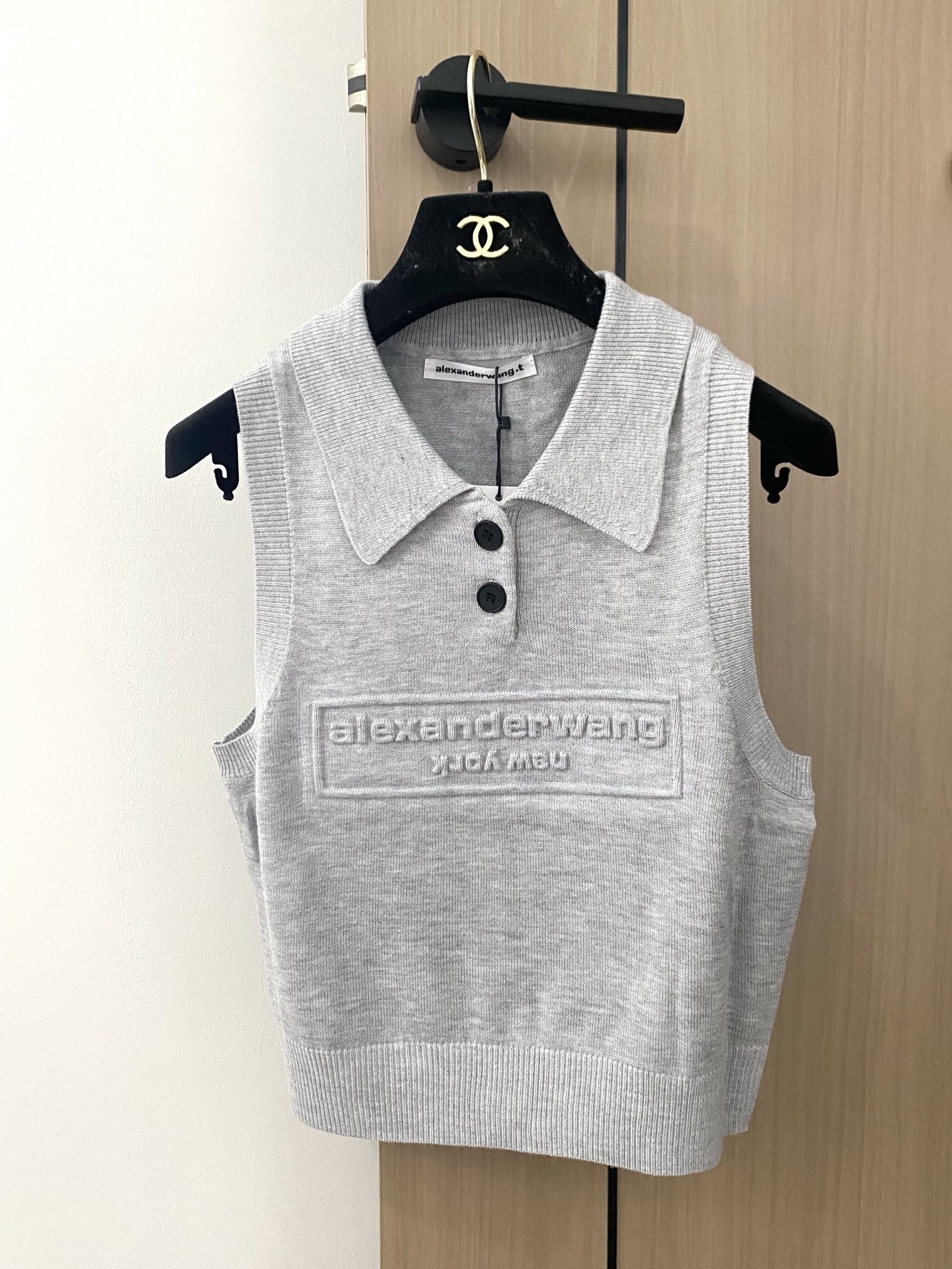 NO:437900,New three-color lapel vest logo embellishment, top body slim and versatile color code //,,alexander wang19860909新款 三色翻领背心 logo点缀修饰 上身显瘦百搭 色碼 //,,alexander wang,Women's clothing