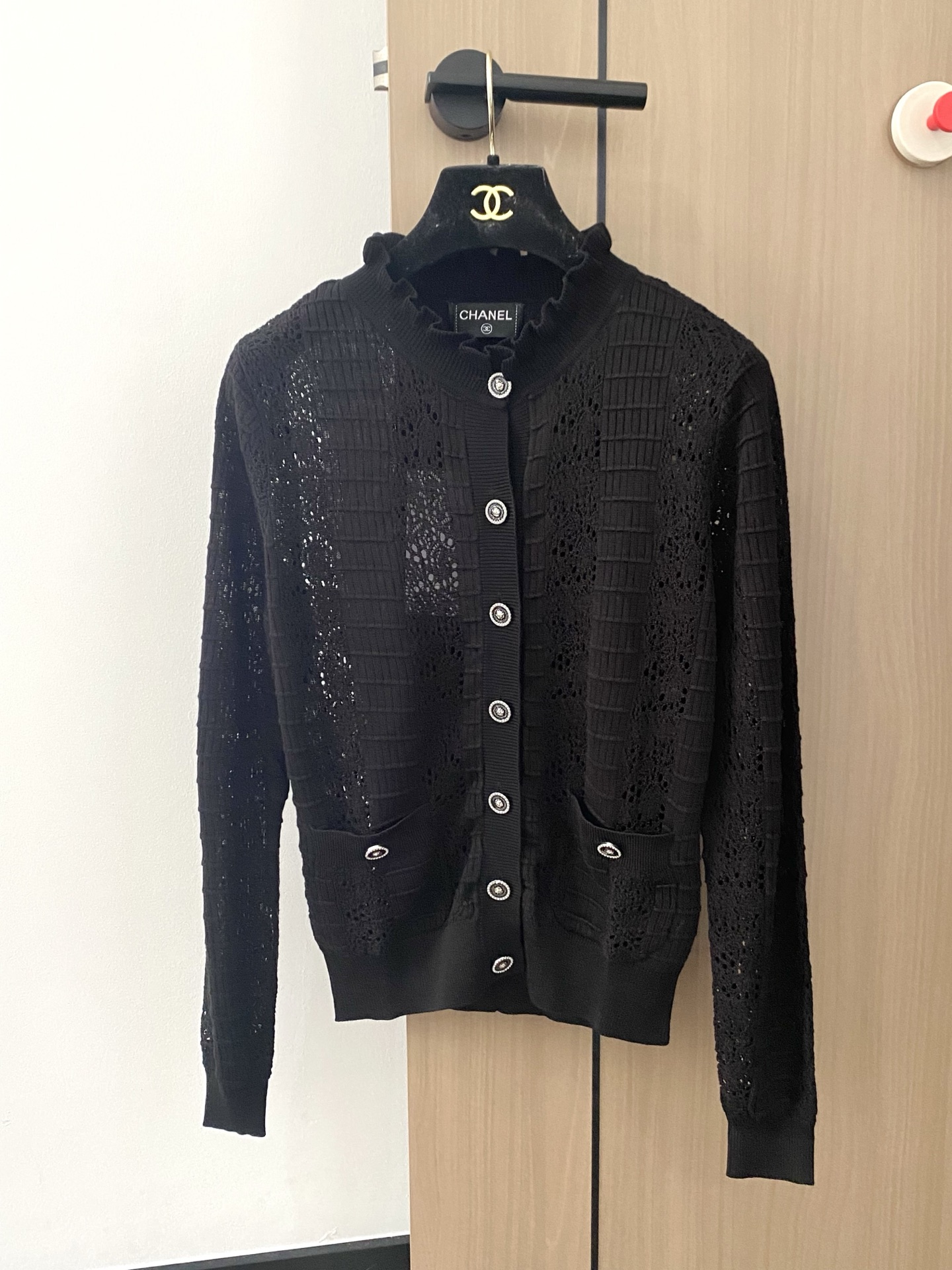 NO:437891,New three-color cardigan, breathable fabric, logo button embellishment, high-end atmosphere on the upper body, color code //,,alexander wang19860909新款 三色开衫 面料透气 logo纽扣修饰点缀 上身高级氛围感 色碼 //,,alexander wang,Women's clothing