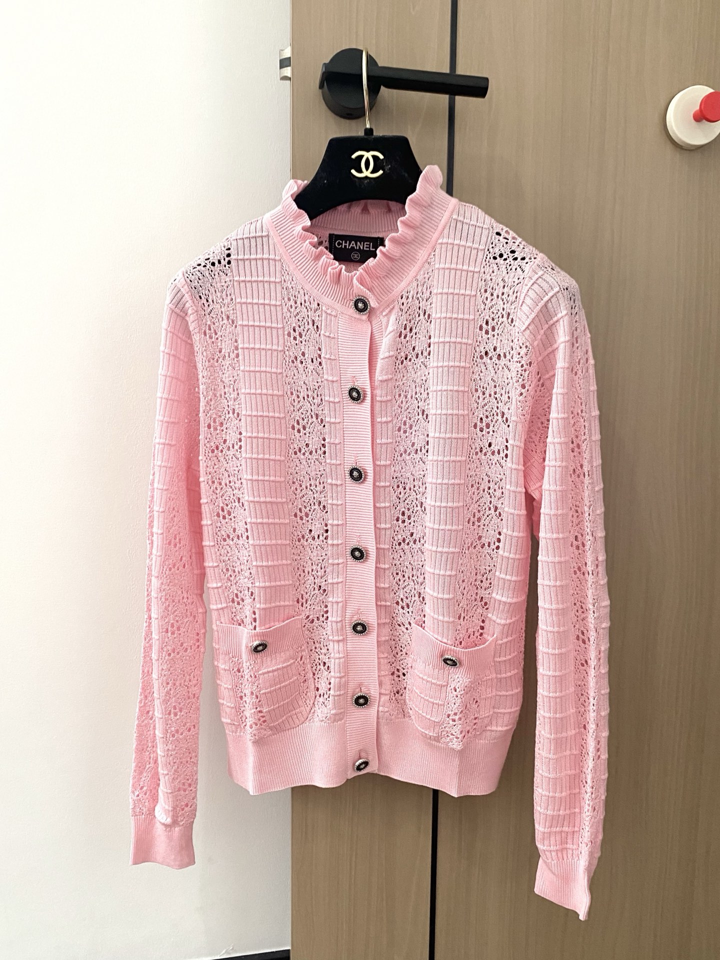 NO:437896,New three-color cardigan, breathable fabric, logo button embellishment, high-end atmosphere on the upper body, color code //,,alexander wang19860909新款 三色开衫 面料透气 logo纽扣修饰点缀 上身高级氛围感 色碼 //,,alexander wang,Women's clothing