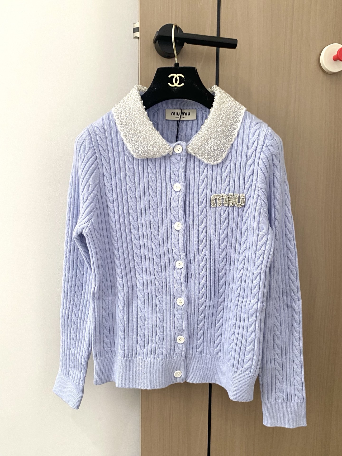 NO:437885,New two-color cardigan logo embellishment, age-reducing girl, slim and versatile color code number //,,alexander wang19860909新款 二色开衫 logo点缀修饰 减龄少女 上身显瘦百搭 色碼 码数//,,alexander wang,Women's clothing