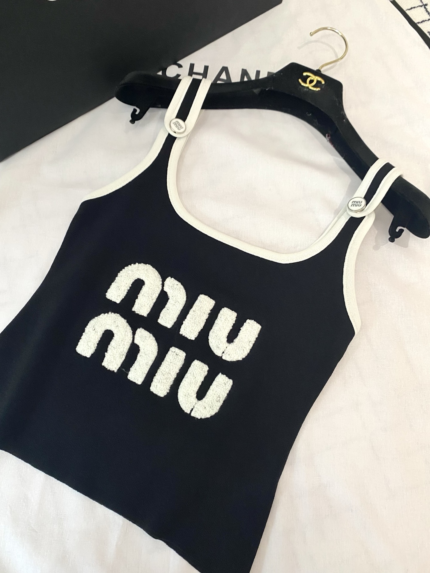 NO:438798,New three-color vest logo embellishment, age-reducing girl, slim and versatile color code //,,alexander wang19860909新款 三色背心 logo点缀修饰 减龄少女 上身显瘦百搭 色碼 //,,alexander wang,Women's clothing