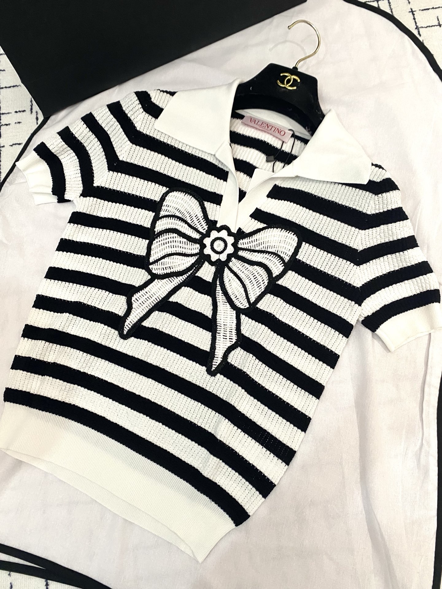 NO:438771,New Year's new two-color striped short sleeves bow logo embellishment, fashionable and relaxing feeling on the upper body, color code // m,,T-shirt,alexander wang19860909年新款二色条纹短袖 蝴蝶结logo修饰点缀 上身時尚鬆弛感 色碼 // m,,T-shirt,alexander wang,Women's clothing