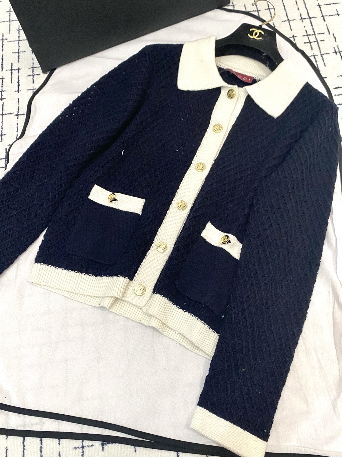 NO:438780,Two-color lapel knitted cardigan logo button decoration embellishment, upper body temperament makes you look slim Color code //,,alexander wang19860909二色翻领针织开衫 logo纽扣装饰点缀 上身氣質显瘦 色碼 //,,alexander wang,Women's clothing