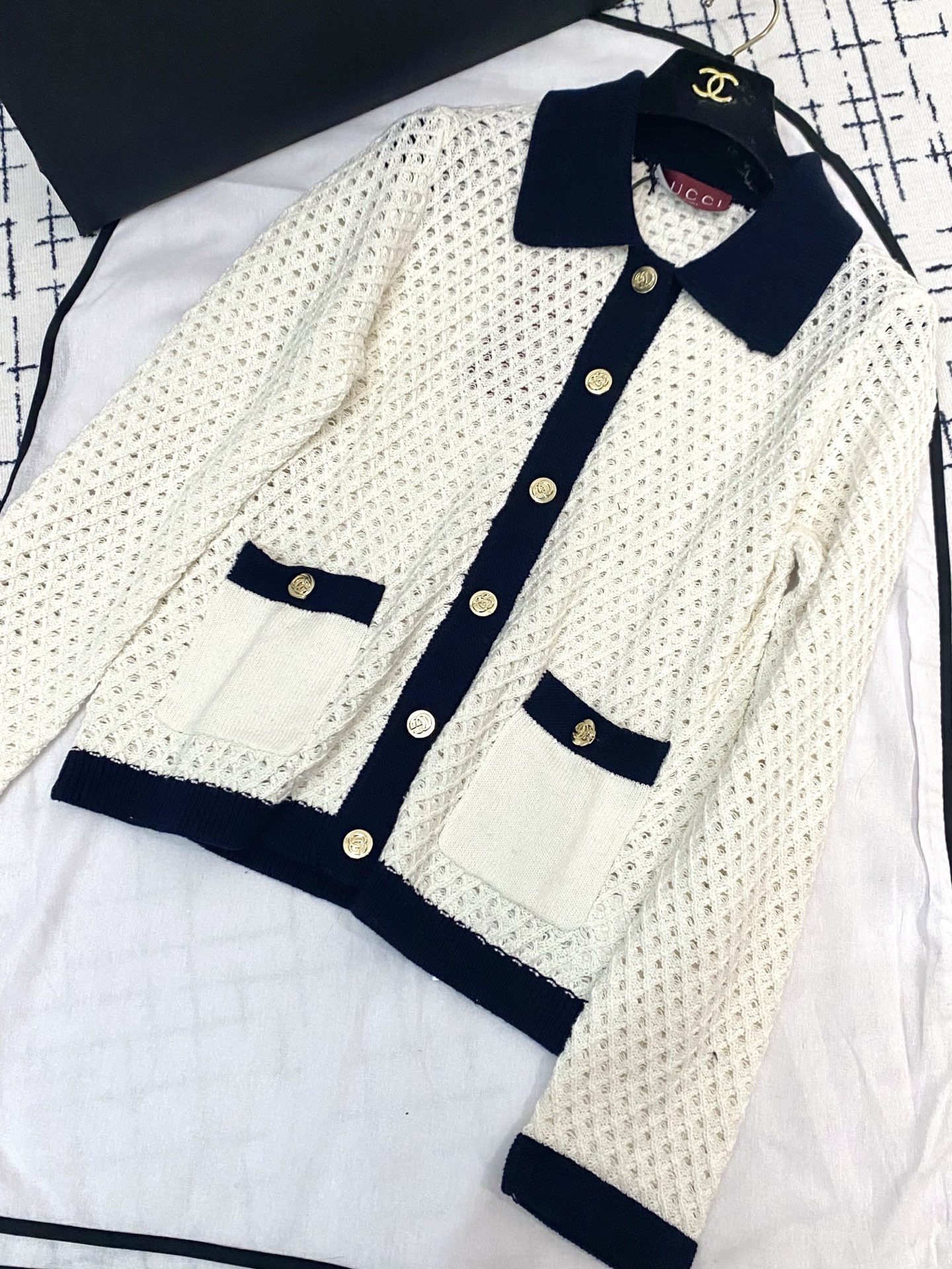 NO:438789,Two-color lapel knitted cardigan logo button decoration embellishment, upper body temperament makes you look slim Color code //,,alexander wang19860909二色翻领针织开衫 logo纽扣装饰点缀 上身氣質显瘦 色碼 //,,alexander wang,Women's clothing