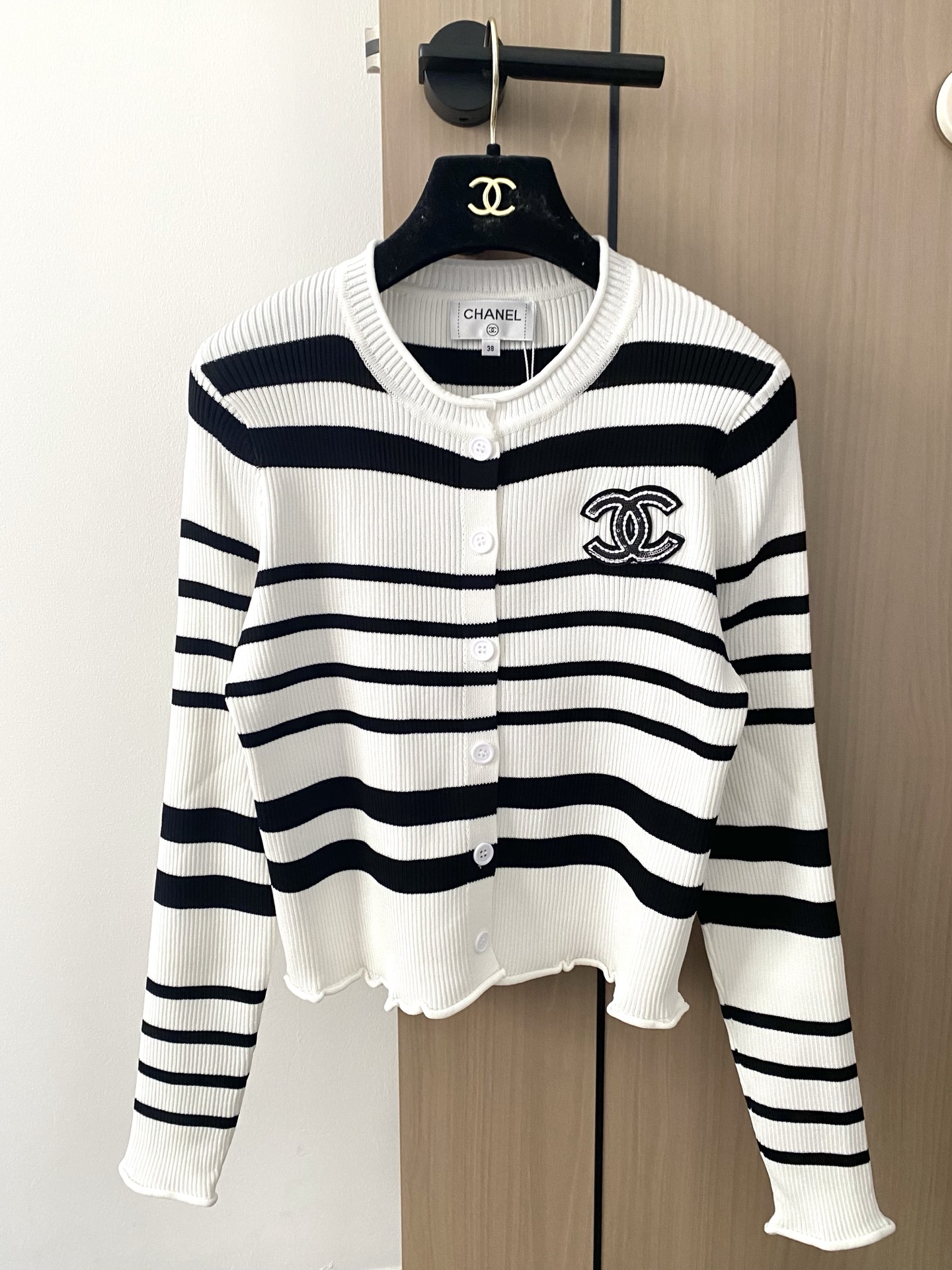NO:440490,New two-color cardigan, breathable fabric, logo pattern embellishment, high-end atmosphere on the upper body, color //,,alexander wang19860909新款 二色开衫 面料透气 logo图案修饰点缀 上身高级氛围感 色 //,,alexander wang,Women's clothing