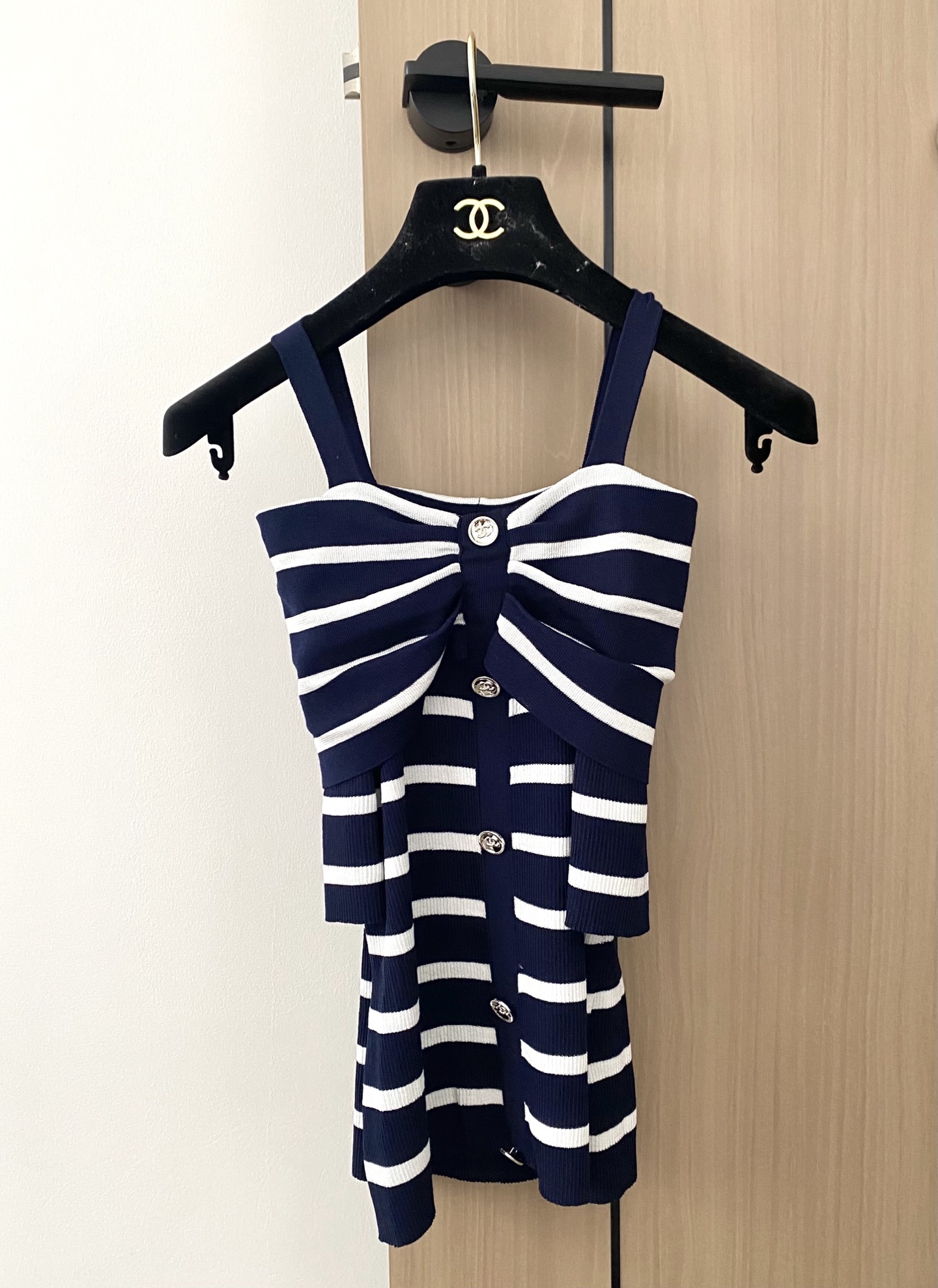 NO:440444,New style suspender one-shoulder short sleeves, breathable fabric, logo button pattern embellishment, high-end atmosphere on the upper body, color //,,T-shirt,alexander wang19860909新款 吊带一字肩短袖 面料透气 logo纽扣图案修饰点缀 上身高级氛围感 色 //,,T-shirt,alexander wang,Women's clothing