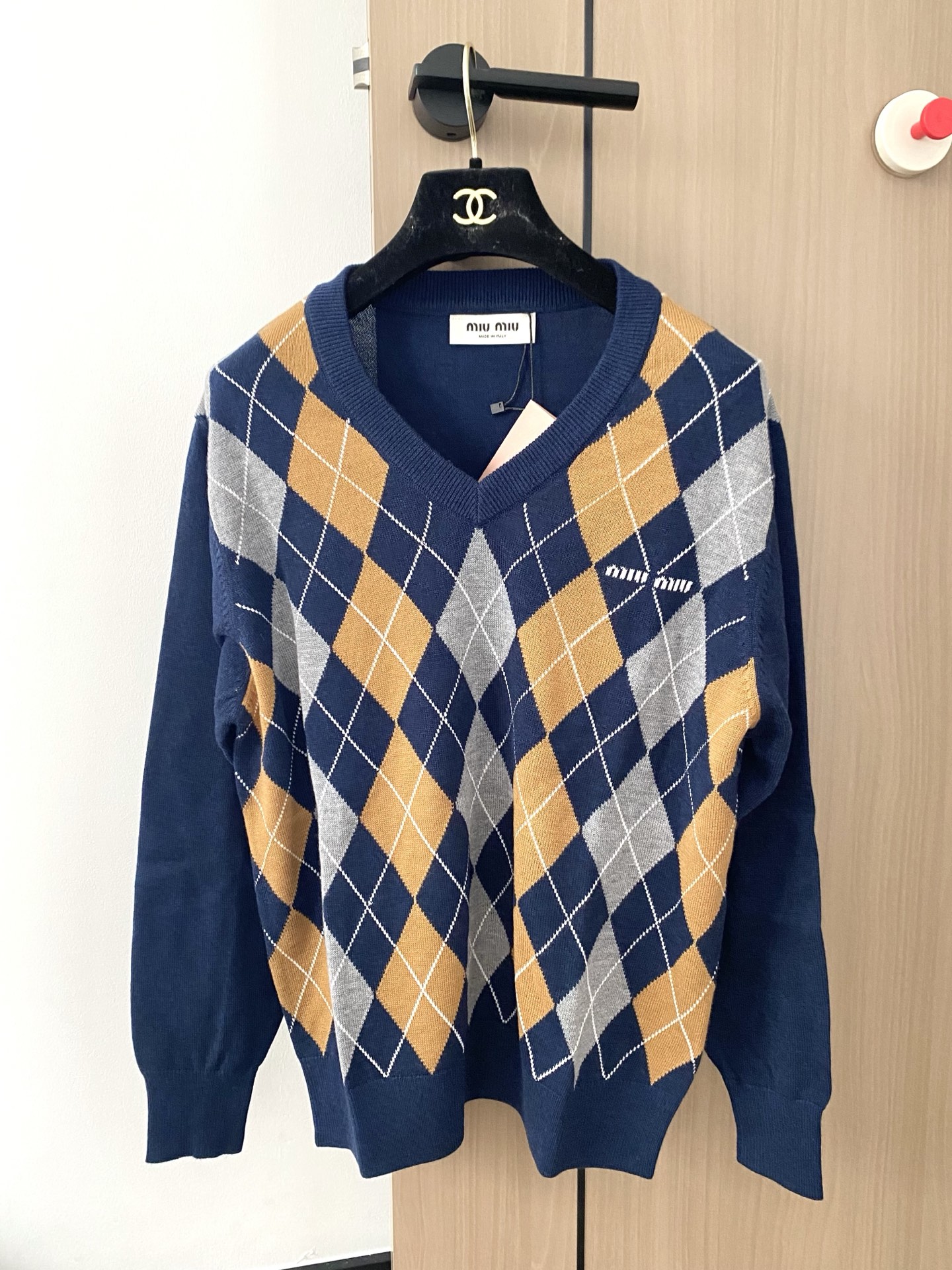 NO:440538,New two-color diamond college style long sleeve logo embellishment and decoration, age-reducing girl, slim and versatile upper body color //,,alexander wang19860909新款 二色菱格学院风长袖 logo点缀修饰 减龄少女 上身显瘦百搭 色//,,alexander wang,Women's clothing