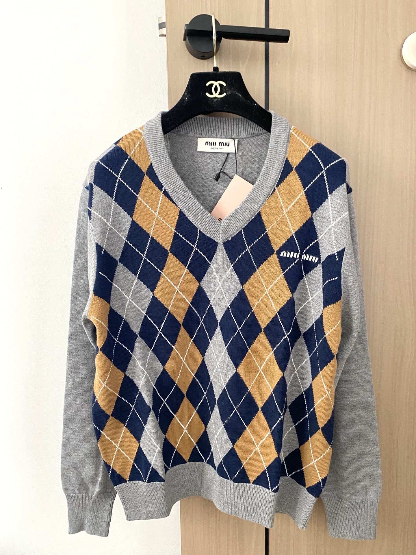 NO:440551,New two-color diamond college style long sleeve logo embellishment and decoration, age-reducing girl, slim and versatile upper body color //,,alexander wang19860909新款 二色菱格学院风长袖 logo点缀修饰 减龄少女 上身显瘦百搭 色//,,alexander wang,Women's clothing