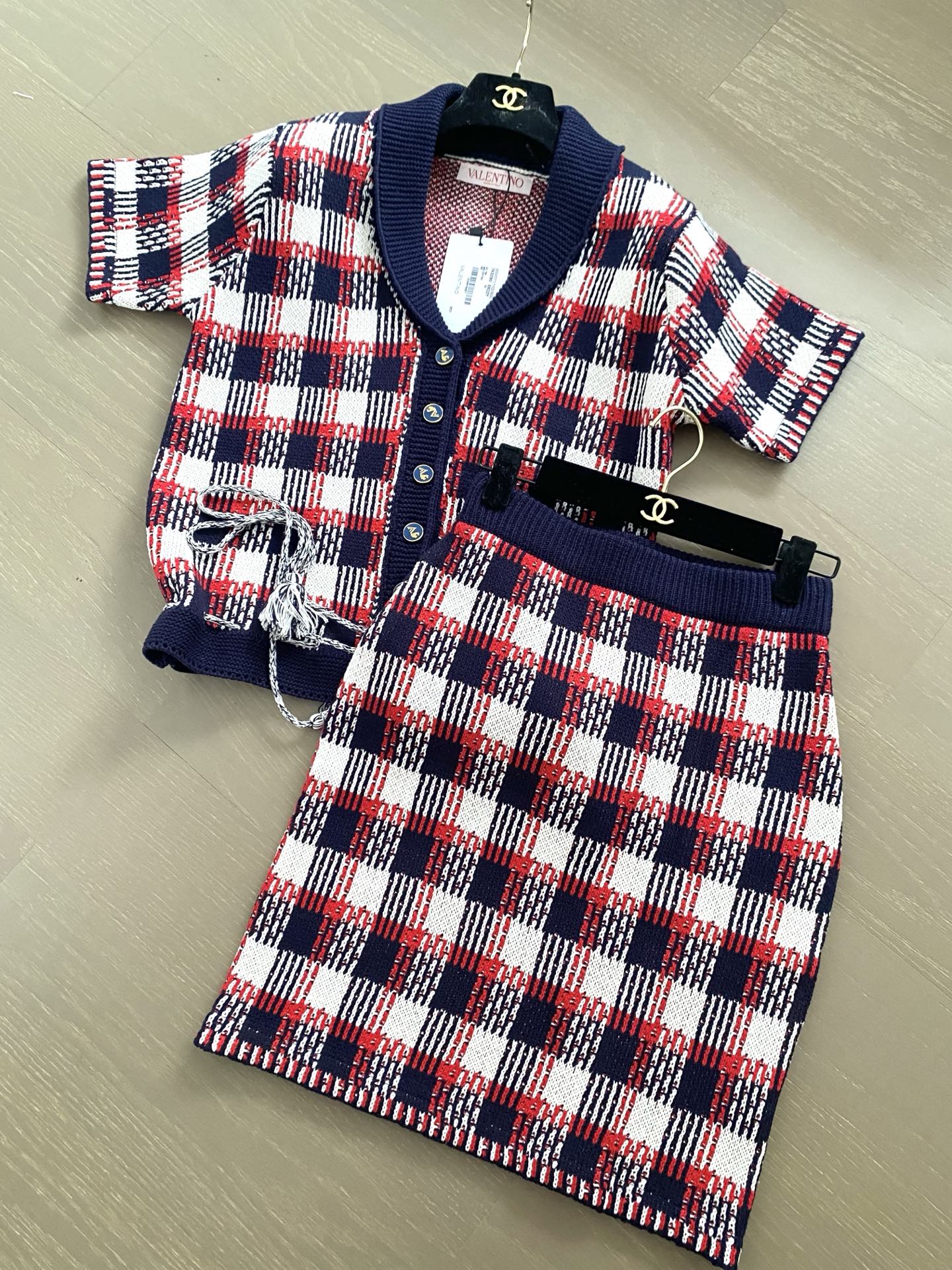 NO:440511,New early autumn style V-neck plaid knitted short-sleeved cardigan Logo button embellishment, fashionable and relaxed upper body //, T-shirt, alexander wang19860909早秋新款 V领格纹针织短袖开衫 Logo纽扣修饰点缀 上身時尚鬆弛感 //,,T-shirt,alexander wang,Women's clothing