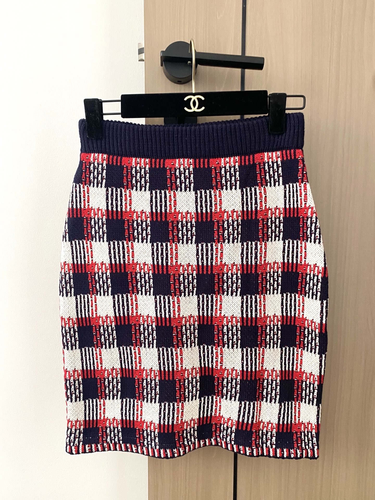 NO:440525,New early autumn style V-neck plaid knitted skirt Logo button embellishment Fashionable and relaxed feeling //,, skirts,alexander wang19860909早秋新款 V领格纹针织半裙 Logo纽扣修饰点缀 上身時尚鬆弛感 //,,skirts,alexander wang,Women's clothing