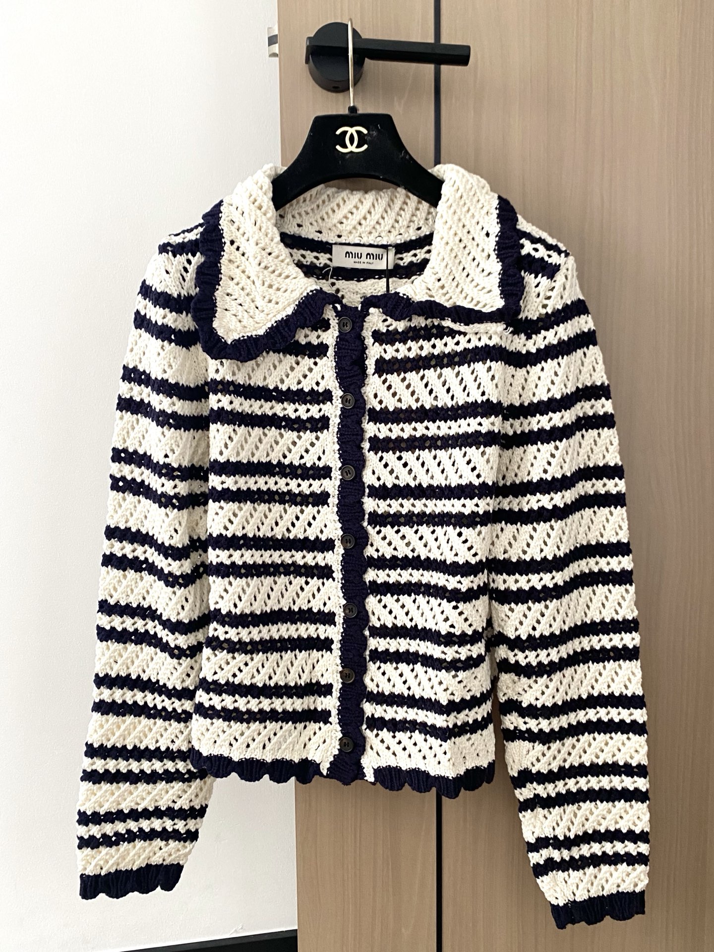 NO:445470,New style doll lapel cardigan, medal logo embellishment, age-reducing upper body and versatile color //,,alexander wang19860909新款 娃娃领翻领开衫 勋章logo点缀修饰 减龄上身显瘦百搭 色//,,alexander wang,Women's clothing