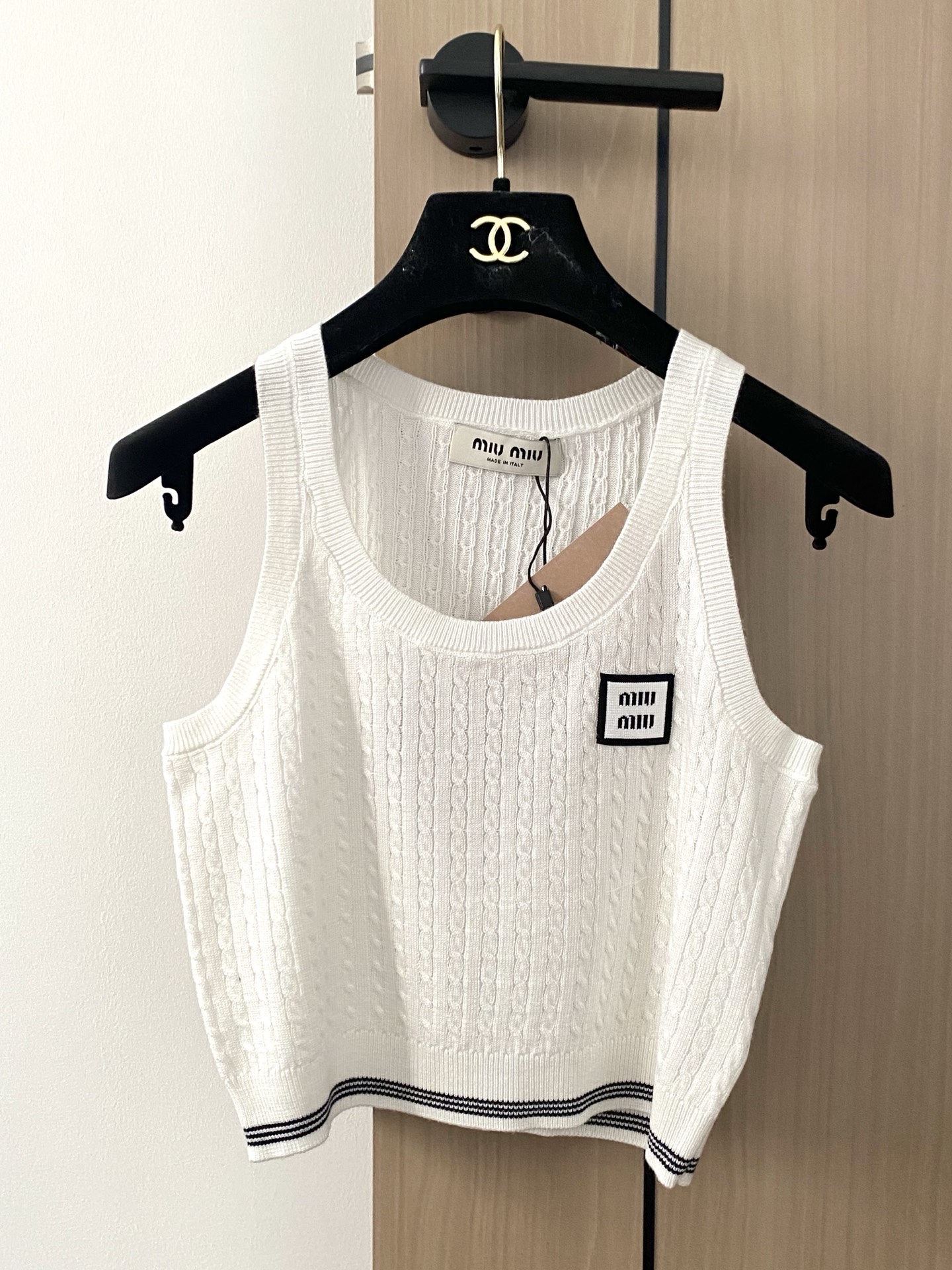 NO:452970,New style college style vest logo medal embellishment and decoration, age-reducing upper body and making it look versatile //,,alexander wang19860909新款 学院风背心 logo勋章点缀修饰 减龄上身显瘦百搭 //,,alexander wang,Women's clothing