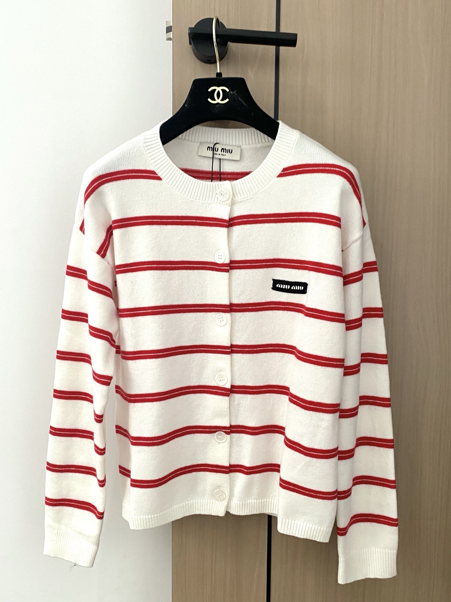 NO:452995,New two-color striped cardigan logo embellishment, age-reducing girl, slim and versatile color code, alexander wang19860909新款 二色条纹开衫 logo点缀修饰 减龄少女 上身显瘦百搭 色碼,,alexander wang,Women's clothing