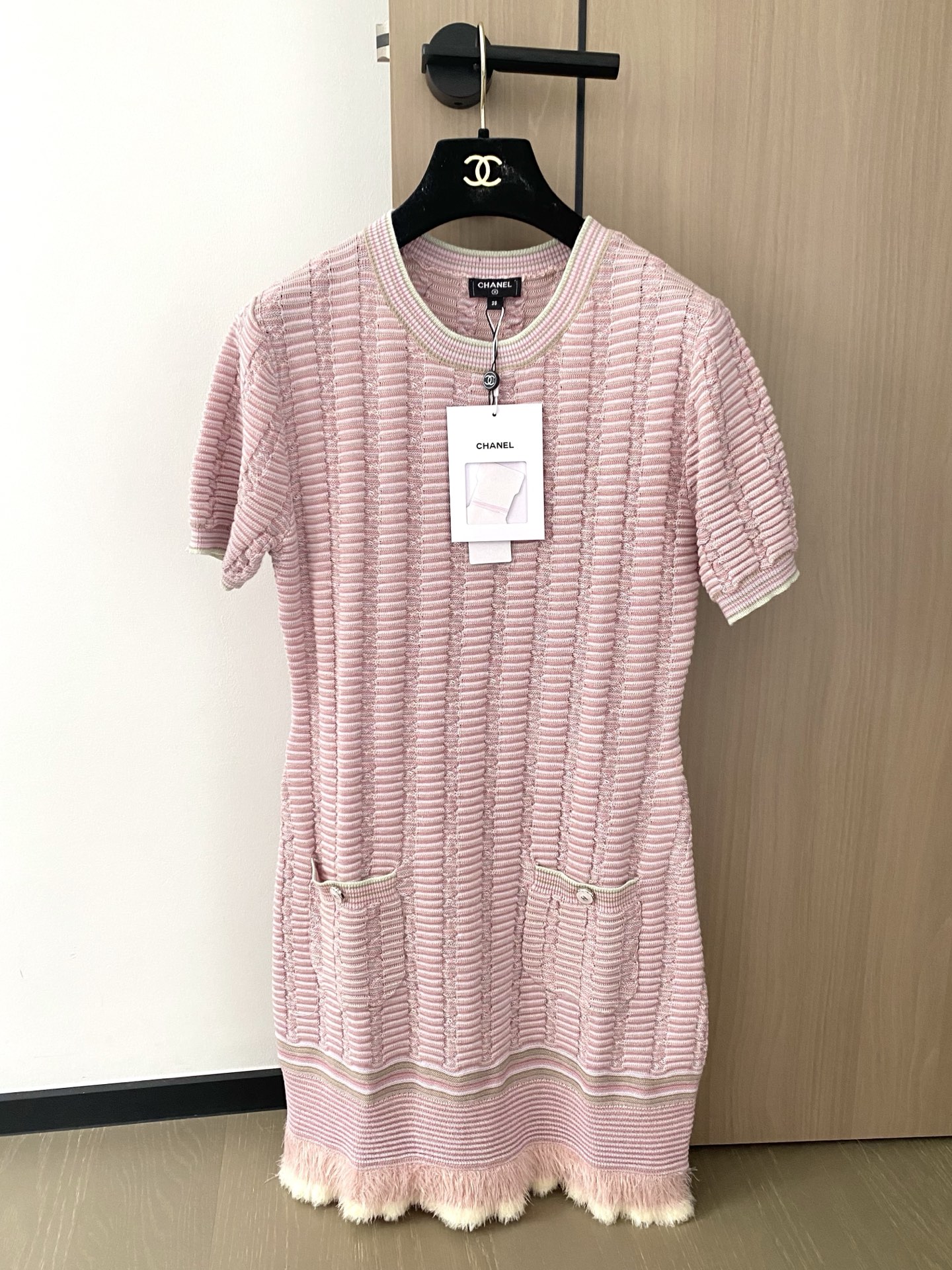 NO:453000,Chanel 2025 Early Autumn Latest Series!  Flowing beard contrast knitted short-sleeved skirt!  Customized wool yarn weaving, soft and skin-friendly, comfortable and stylish, suspender dress style, neckline extends to both sides of cuffs, crochet with three-dimensional texture, appropriate skin exposure, beautify the proportion of head and shoulders, and make the large concave and concave texture creates a visual stripe. The retro style is strong. The skirt is tightened with horizontal stripes, and then expanded with tassel fleece design, full design sense, double C enamel buckles in the pocket show taste, playful and age-reducing, and it is easy to control during daily travel or party!  Two-color sml, chanel, skirts, T-shirt, alexander wang19860909Chanel 2025早秋最新系列！流须撞色针织短袖裙！定制羊毛纱线织造 柔软亲肤 舒适有型 吊带连衣裙版型 领口延伸至袖口两边 以立体纹理钩织 恰当露肤 美化头肩比例更显瘦 大身凹凸纹理打造视觉条纹感 复古风格强烈 裙摆处以横条纹收紧 再以流苏毛絮设计外扩 设计感十足 口袋处双C珐琅扣彰显品味 俏皮减龄显白 日常出行或聚会轻松驾驭！两色sml,,chanel,skirts,T-shirt,alexander wang,Women's clothing