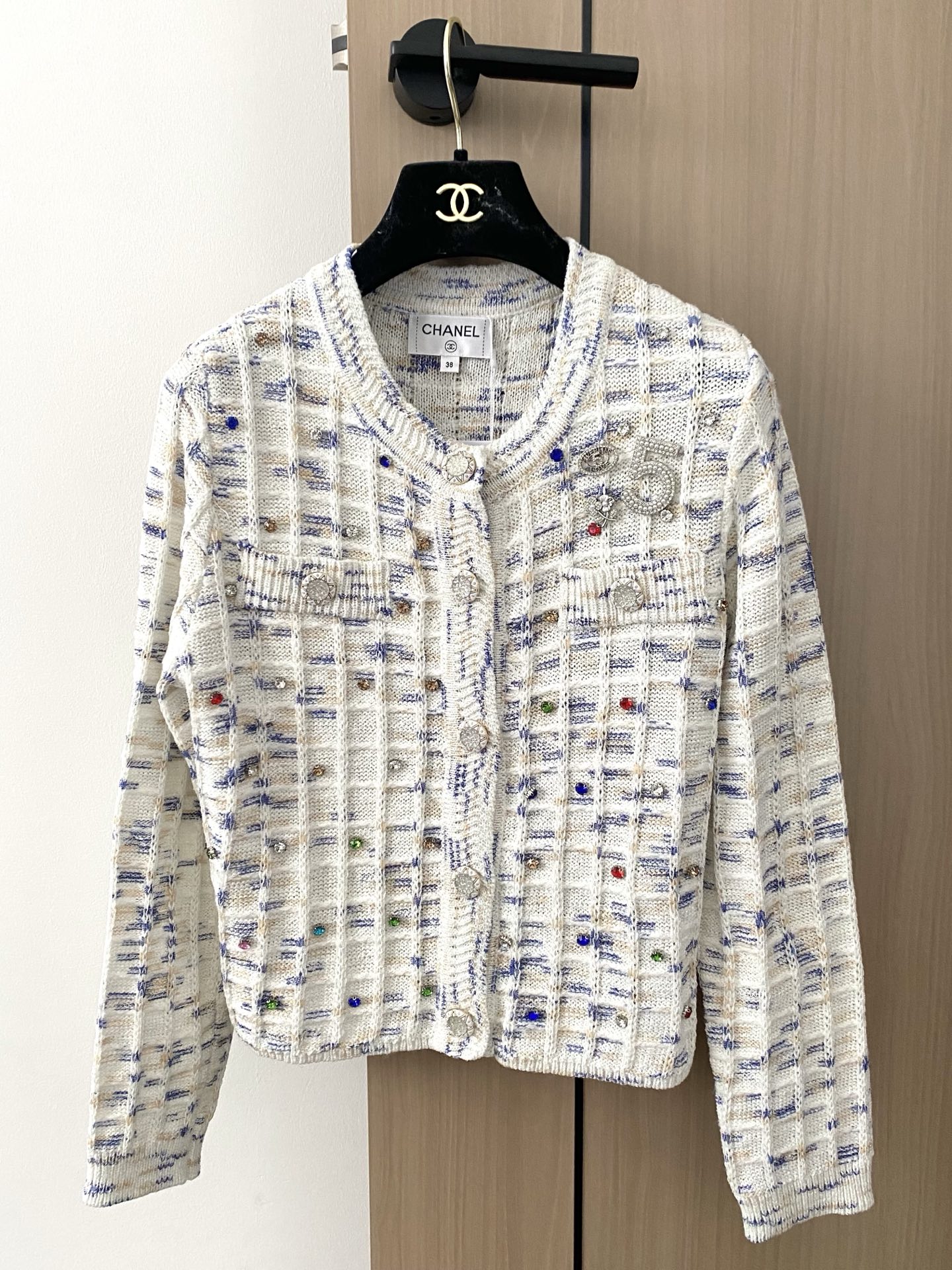 NO:479245,New three-color cardigan, fabric breathable pattern button logo embellishment, high-end atmosphere on the upper body, color code //,,alexander wang19860909新款 三色彩色开衫 面料透气 图案纽扣logo修饰点缀 上身高级氛围感 色碼 //,,alexander wang,Women's clothing