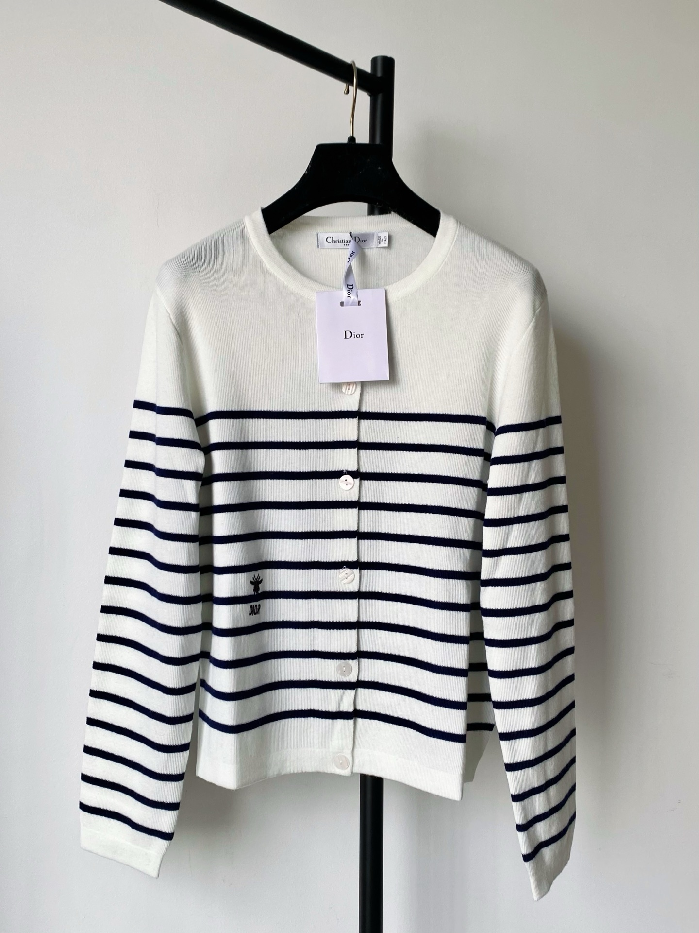NO:462272,New two-color striped cardigan logo pattern embellishment and decoration, slim and fashionable upper body color code //,,alexander wang19860909新款 二色条纹开衫 logo图案点缀修饰 上身顯瘦時尚 色碼 //,,alexander wang,Women's clothing
