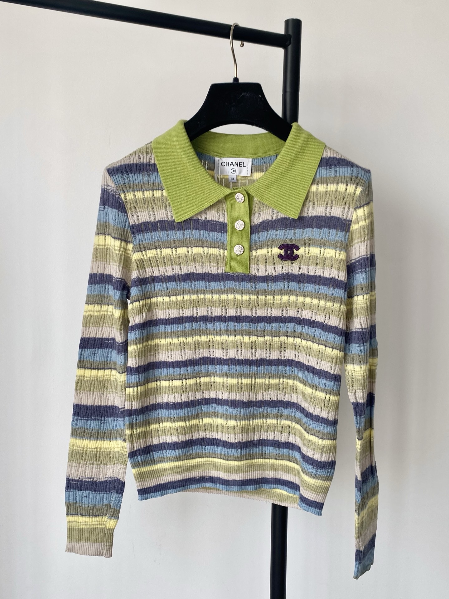 NO:460935,New two-color lapel long sleeves, breathable fabric pattern logo embellishment, high-end atmosphere on the upper body, color code //,,alexander wang19860909新款 二色翻领长袖 面料透气 图案logo修饰品点缀 上身高级氛围感 色碼 //,,alexander wang,Women's clothing