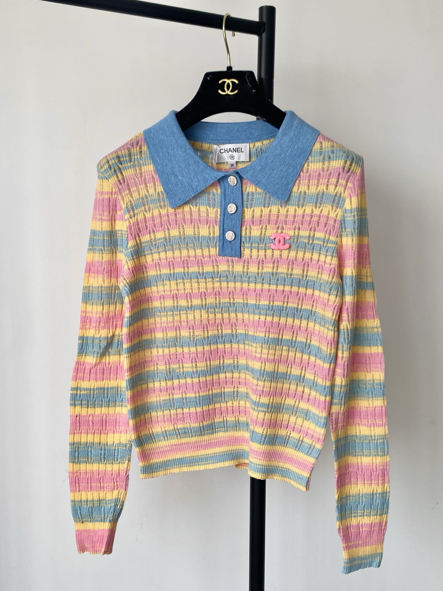 NO:460941,New two-color lapel long sleeves, breathable fabric pattern logo embellishment, high-end atmosphere on the upper body, color code // P,,alexander wang19860909新款 二色翻领长袖 面料透气 图案logo修饰品点缀 上身高级氛围感 色碼 // P,,alexander wang,Women's clothing