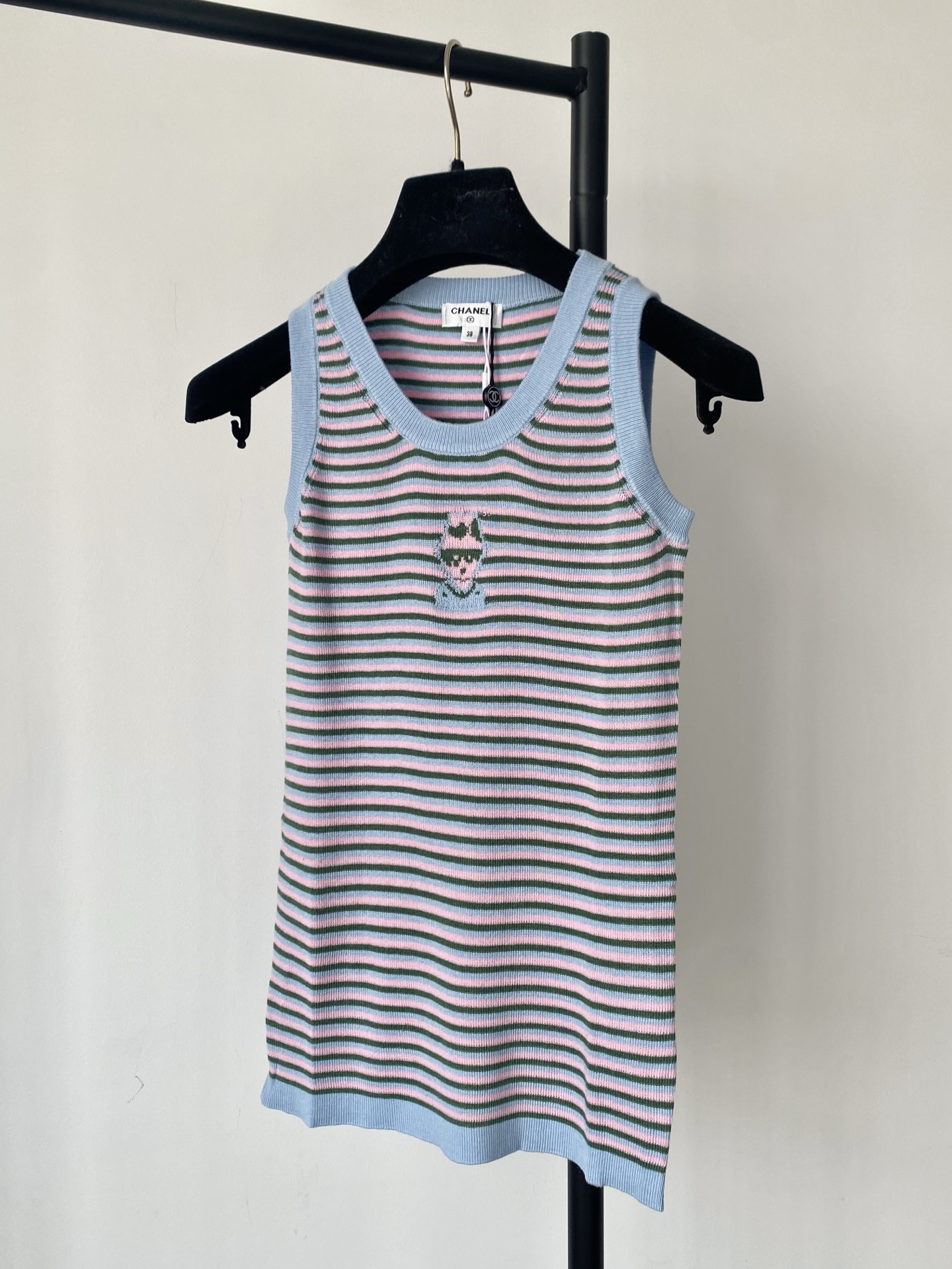 NO:460987,New two-color vest, breathable fabric, cartoon pattern logo embellishment, high-end atmosphere, color code //,,alexander wang19860909新款 二色背心 面料透气 卡通图案logo修饰品点缀 上身高级氛围感 色碼 //,,alexander wang,Women's clothing