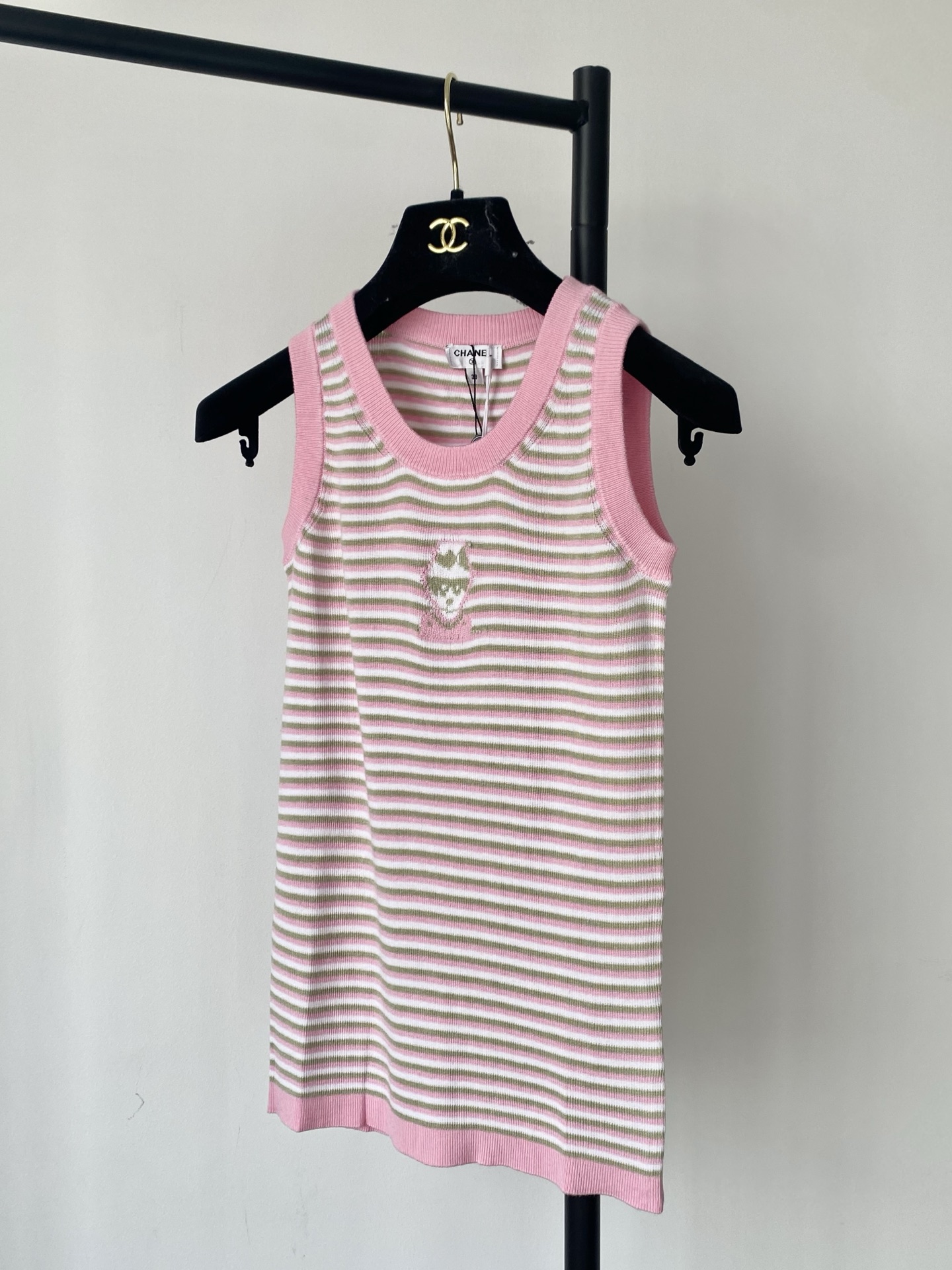 NO:460978,New two-color vest, breathable fabric, cartoon pattern logo embellishment, high-end atmosphere on the upper body, color code // P,,alexander wang19860909新款 二色背心 面料透气 卡通图案logo修饰品点缀 上身高级氛围感 色碼 // P,,alexander wang,Women's clothing