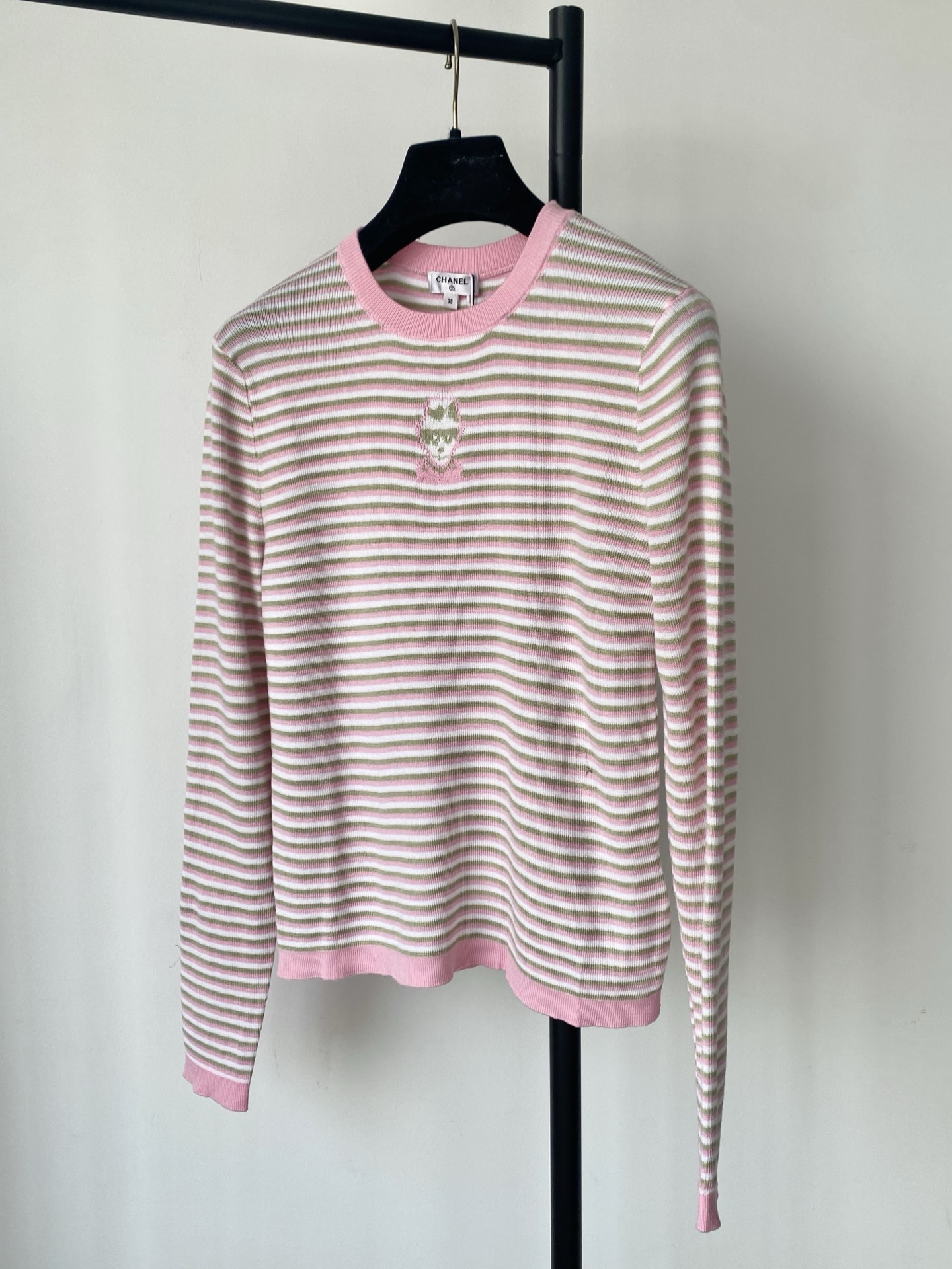 NO:460971,New two-color long sleeve fabric breathable cartoon pattern logo embellishment, high-end atmosphere on the upper body, color code //,,alexander wang19860909新款 二色长袖 面料透气 卡通图案logo修饰品点缀 上身高级氛围感 色碼 //,,alexander wang,Women's clothing