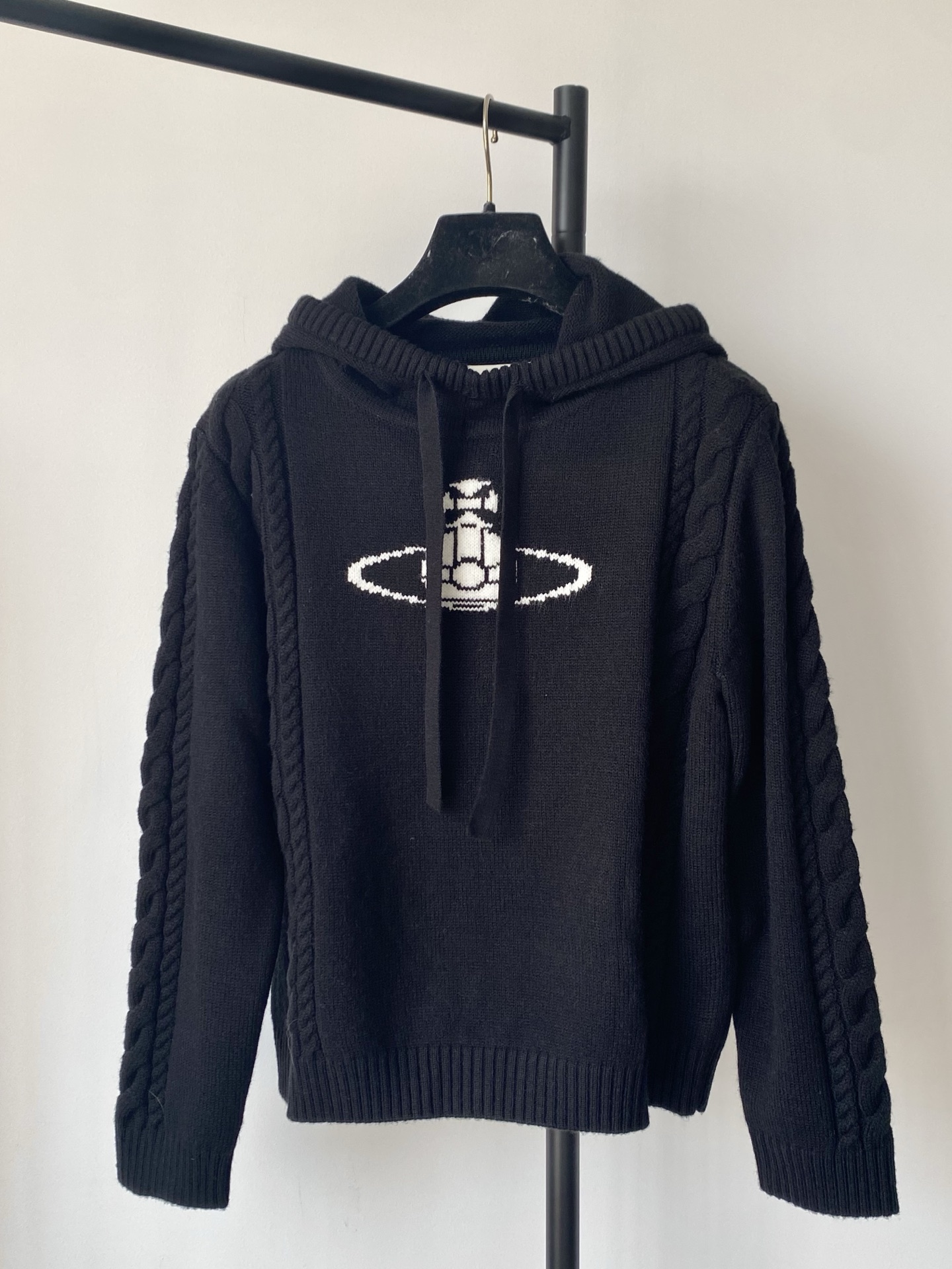 NO:460948,New two-color hooded long-sleeved pattern with Saturn embellishment, high-end and fashionable upper body, super slim! Color code //,hats,alexander wang19860909新款二色带帽长袖 图案土星修饰点缀 上身高級時尚超級显瘦！色碼 //,,hats,alexander wang,Women's clothing