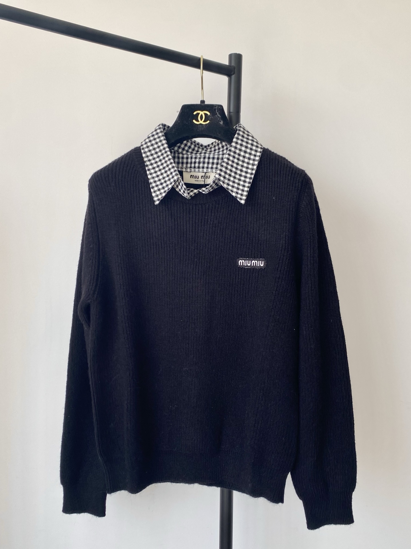 NO:460964,New three-color long sleeves, medal logo embellishment, age-reducing upper body and versatile color code //,,alexander wang19860909新款三色长袖 勋章logo点缀修饰 减龄上身显瘦百搭 色碼 //,,alexander wang,Women's clothing