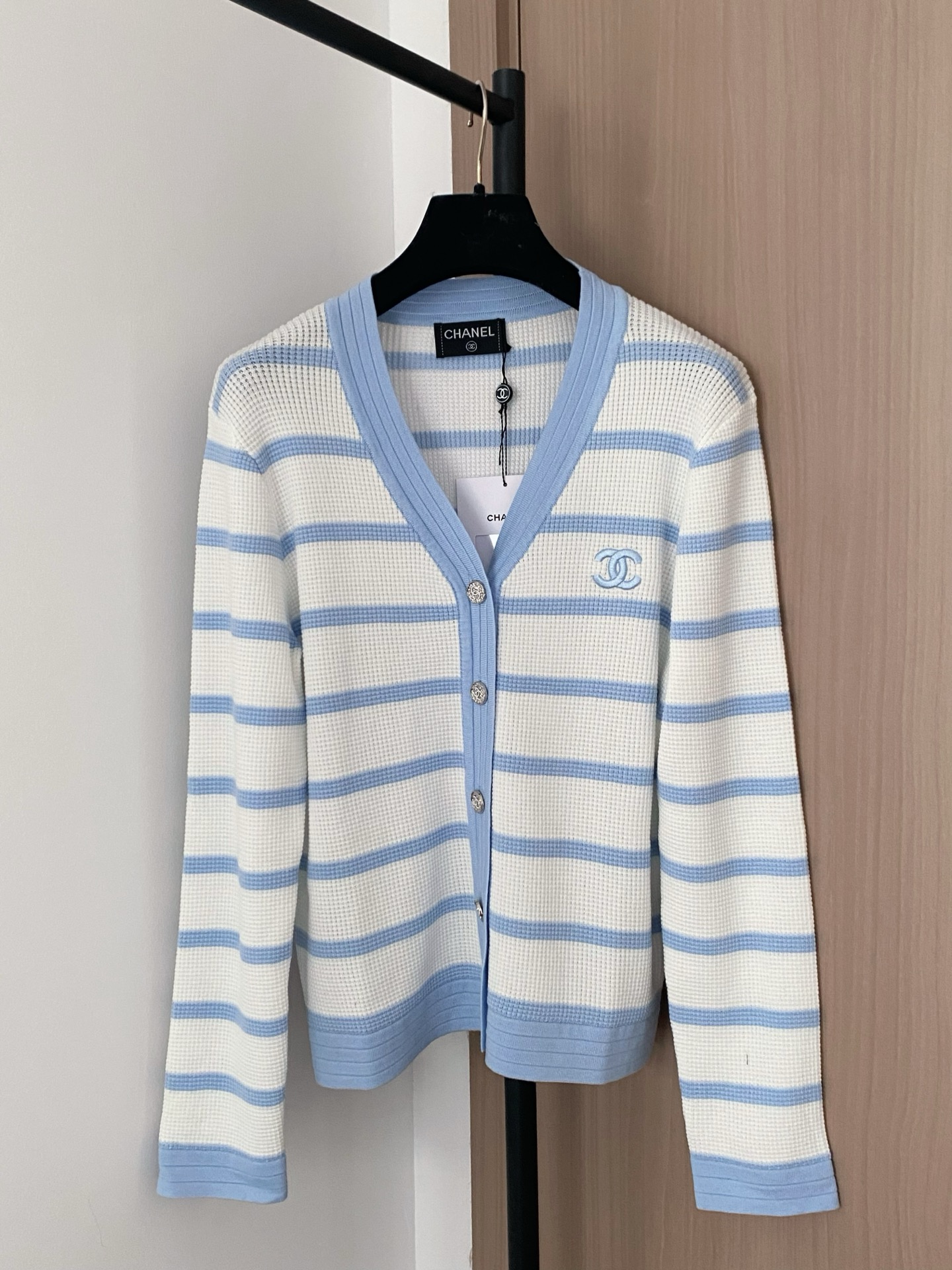 NO:468323,New striped cardigan with high texture, breathable fabric, elastic and comfortable V-neck knit cardigan cut, beautify the proportion of head and shoulders, and make the iconic embroidery logo pattern on the chest embellishment! Customized hardware buttons atmospheric and high-end regular loose fit, fashionable and slim, easy to control when going out or party, high-end atmosphere on the upper body, color code //,,alexander wang19860909新款条纹开衫 质感高级 面料透气 弹力舒适 v领针织开衫裁剪 美化头肩比例更显瘦 胸前标志性刺绣logo图案修饰点缀！五金定制纽扣大气高级 常规宽松版型 时髦显瘦日常出门或聚会轻松驾驭 上身高级氛围感 色碼 //,,alexander wang,Women's clothing