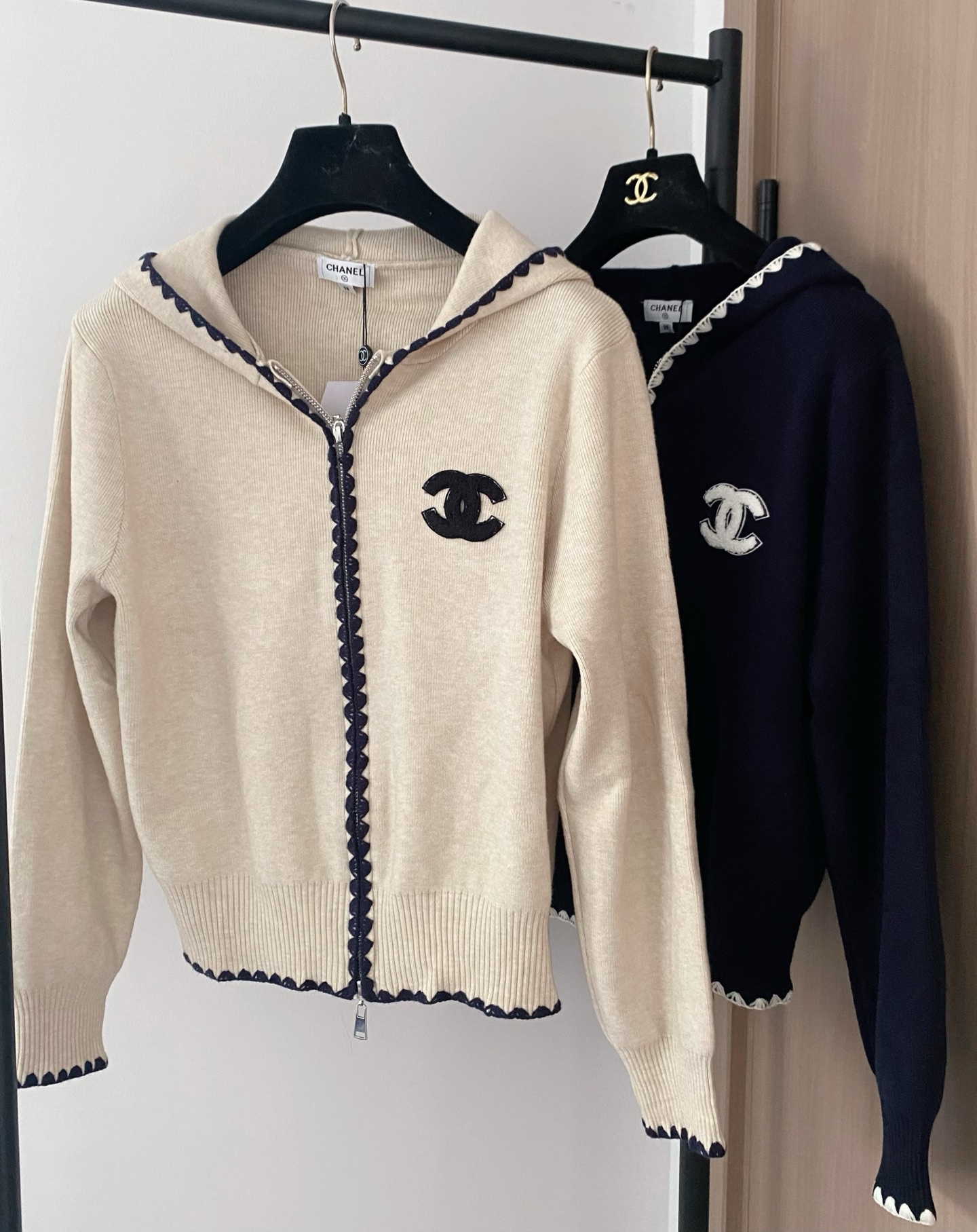 NO:473434,New two-color zippered cardigan with hooded high-quality texture, breathable fabric, elastic and comfortable, and the iconic double C logo pattern on the chest is decorated with embellishments! High-end atmosphere on the upper body color code //,hats,alexander wang19860909新款二色带帽拉链开衫 质感高级 面料透气 弹力舒适 胸前标志性双c logo图案修饰点缀！上身高级氛围感 色碼 //,,hats,alexander wang,Women's clothing