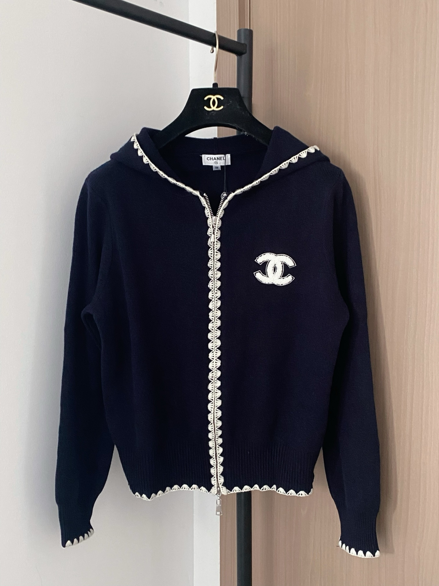 NO:473440,New two-color zippered cardigan with hooded high-quality texture, breathable fabric, elastic and comfortable, and the iconic double C logo pattern on the chest is decorated with embellishments! High-level atmosphere on the upper body Color code // P,,hats,alexander wang19860909新款二色带帽拉链开衫 质感高级 面料透气 弹力舒适 胸前标志性双c logo图案修饰点缀！上身高级氛围感 色碼 // P,,hats,alexander wang,Women's clothing