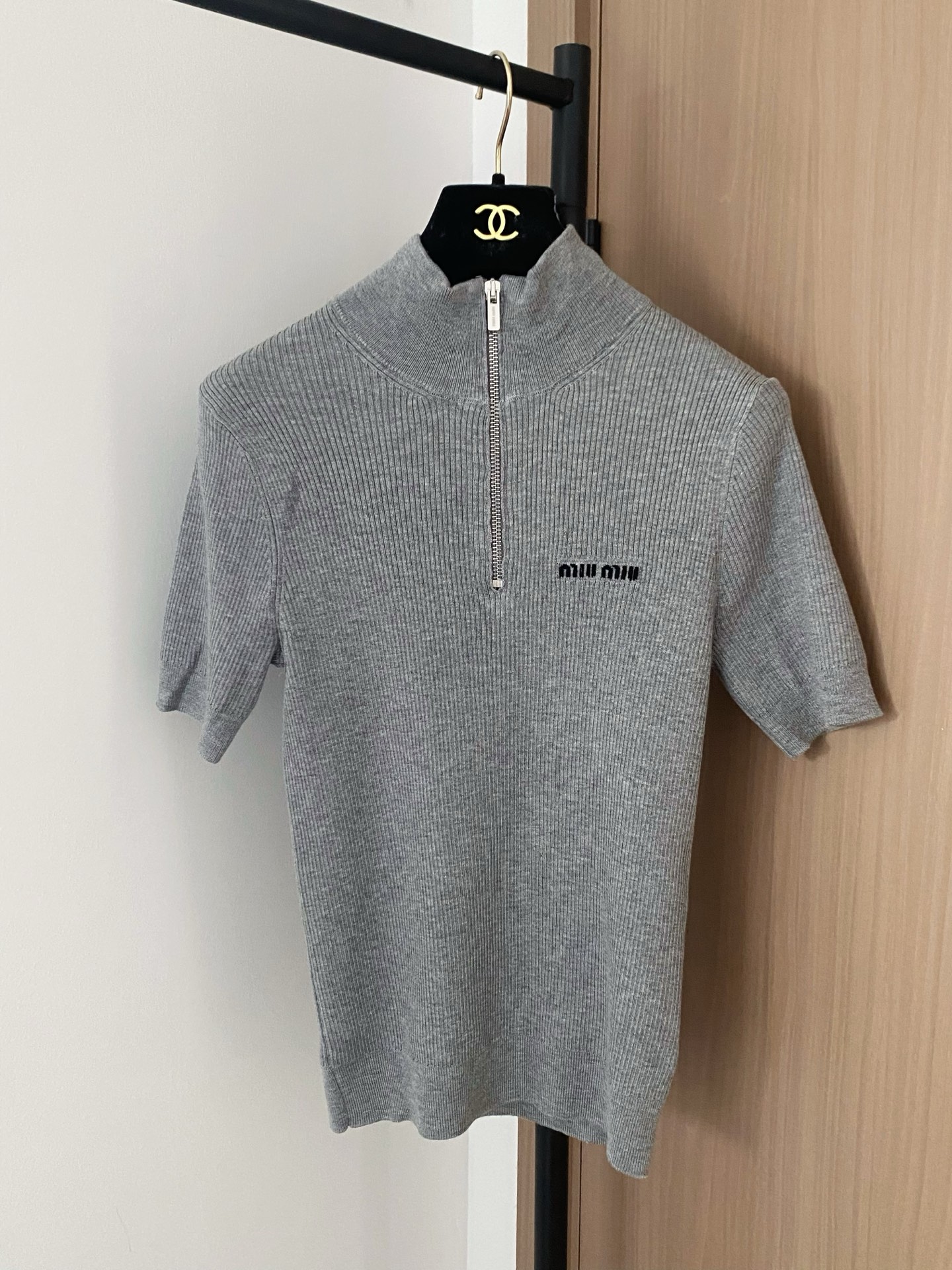 NO:471363,New two-color short-sleeved logo embellishment and decoration, slim and versatile color code //,,T-shirt,alexander wang19860909新款 二色短袖 logo点缀修饰 上身显瘦百搭 色碼 //,,T-shirt,alexander wang,Women's clothing