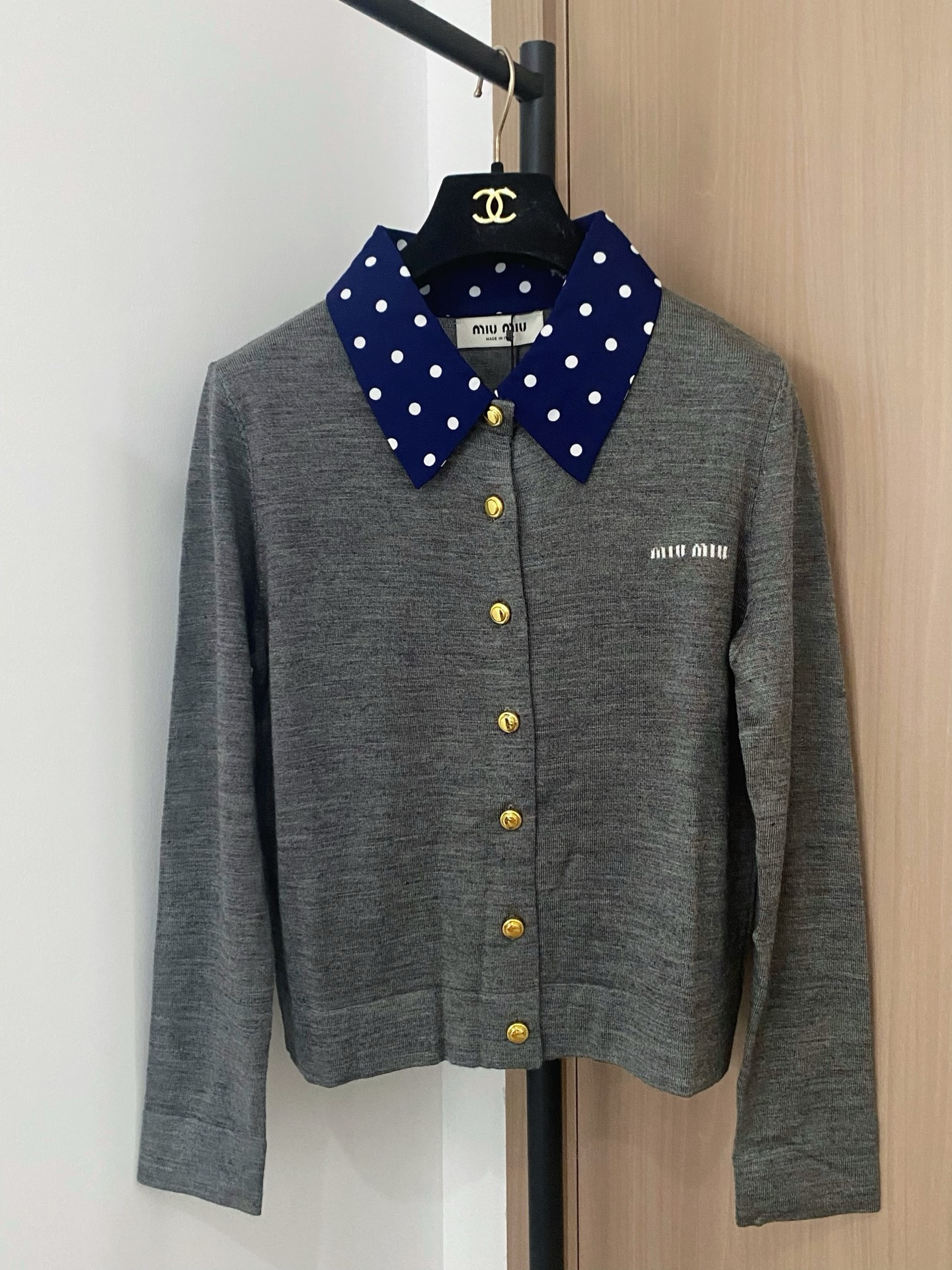 NO:473428,New two-color lapel cardigan logo embellishment, top body slim and versatile color code //,,alexander wang19860909新款 二色翻领开衫 logo点缀修饰 上身显瘦百搭 色碼 //,,alexander wang,Women's clothing