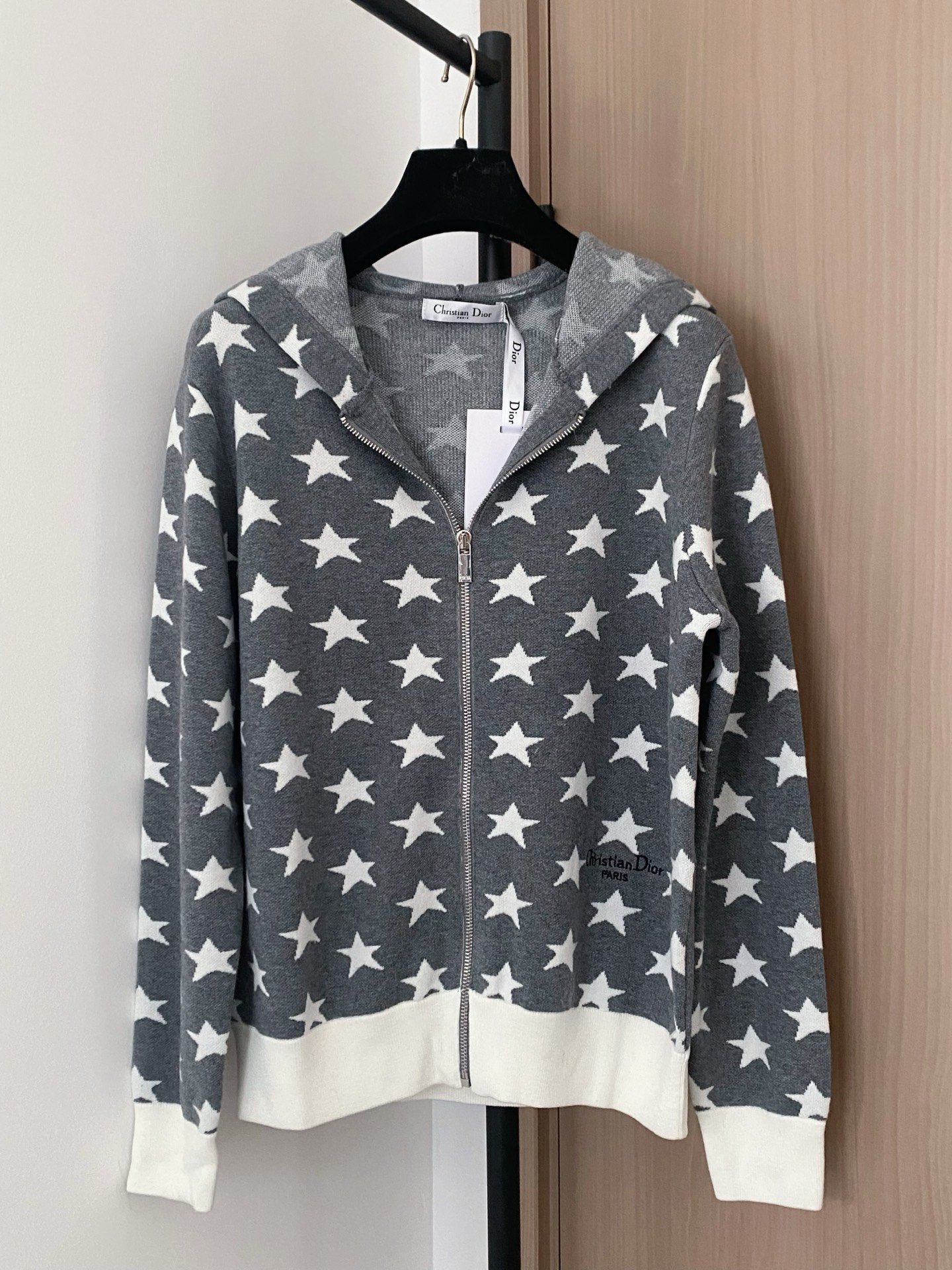 NO:473416,New two-color zipper cardigan with hat, embroidered logo pattern embellishment, top body look slim and fashionable color code //,,hats,alexander wang19860909新款 二色带帽拉链开衫 刺绣logo图案点缀修饰 上身顯瘦時尚 色碼 //,,hats,alexander wang,Women's clothing