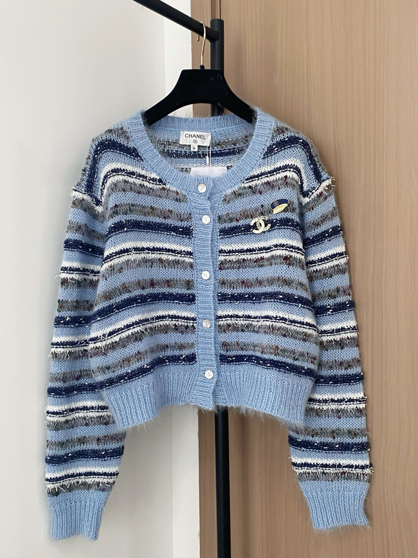 Cardigan Chanel 25 Nouvelle Collection, Confortable et Élégant