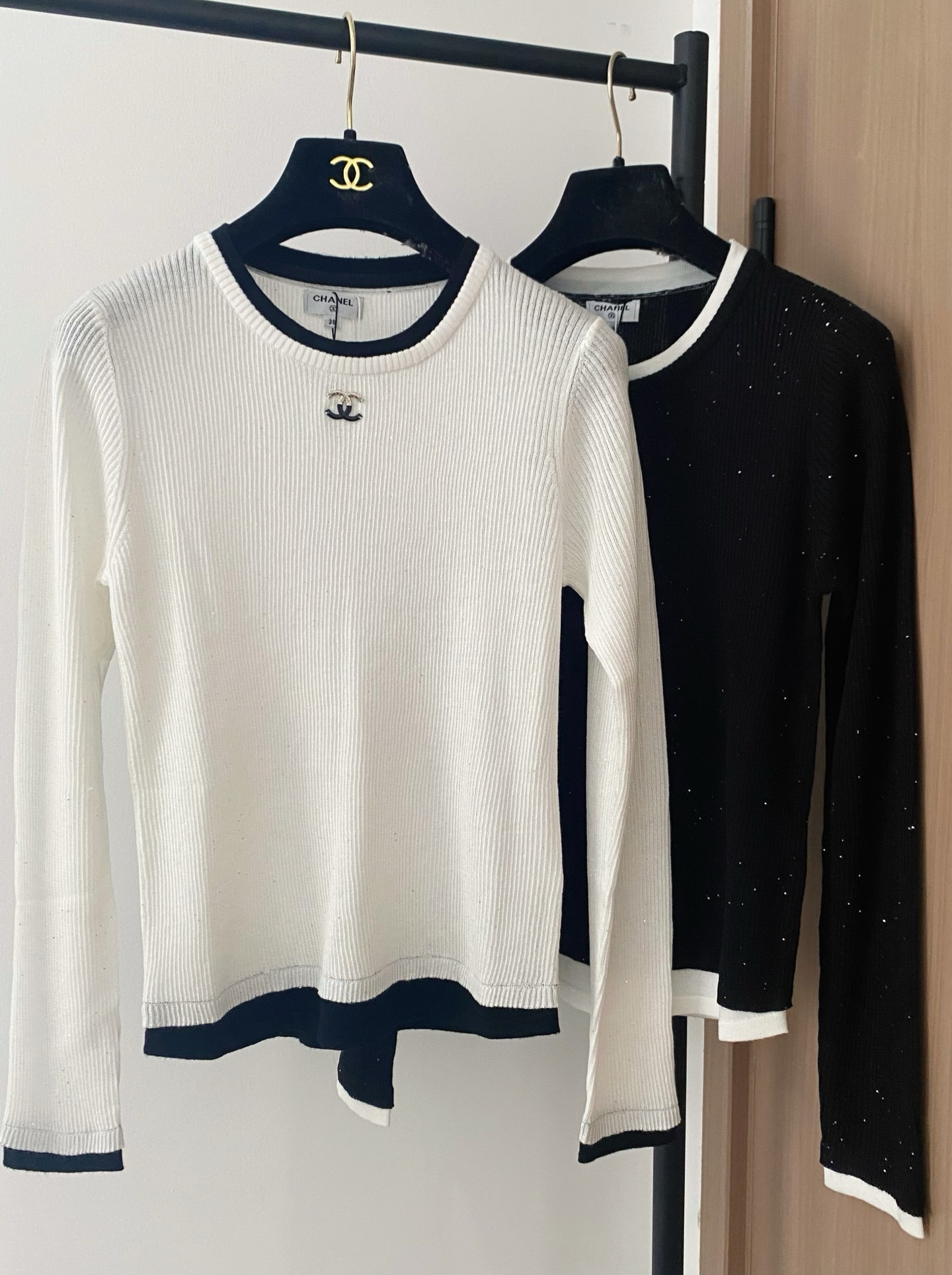 𝐂𝐡𝐚𝐧𝐞𝐥 𝟐𝟓新款 二色长袖 面料透气 图案logo修饰点缀 上身高级氛围感🈵️🈵️ 𝟐色𝟑碼 𝟑𝟔