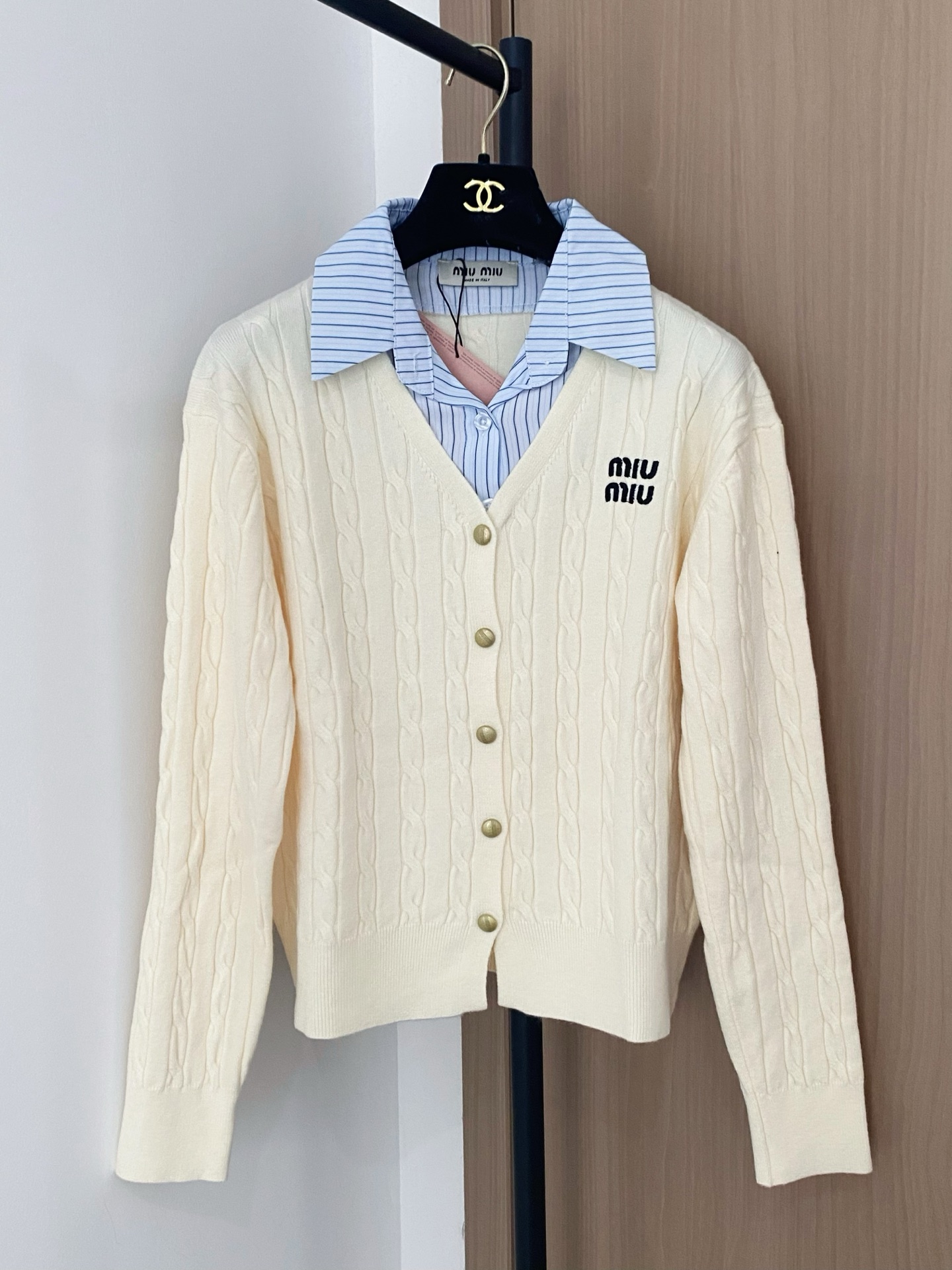 Cardigan Miu Miu Crème avec Logo et Col Chemise Rayé - Élégance et Confort