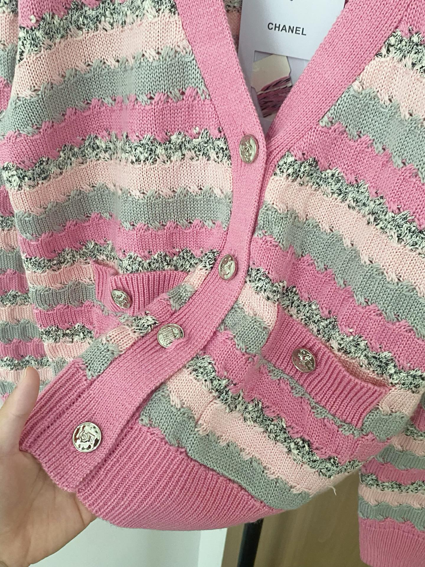 Elegant Chanel Striped Knit Cardigan with V-Neck and Logo Details 6 i1756359499301 9090 0 4