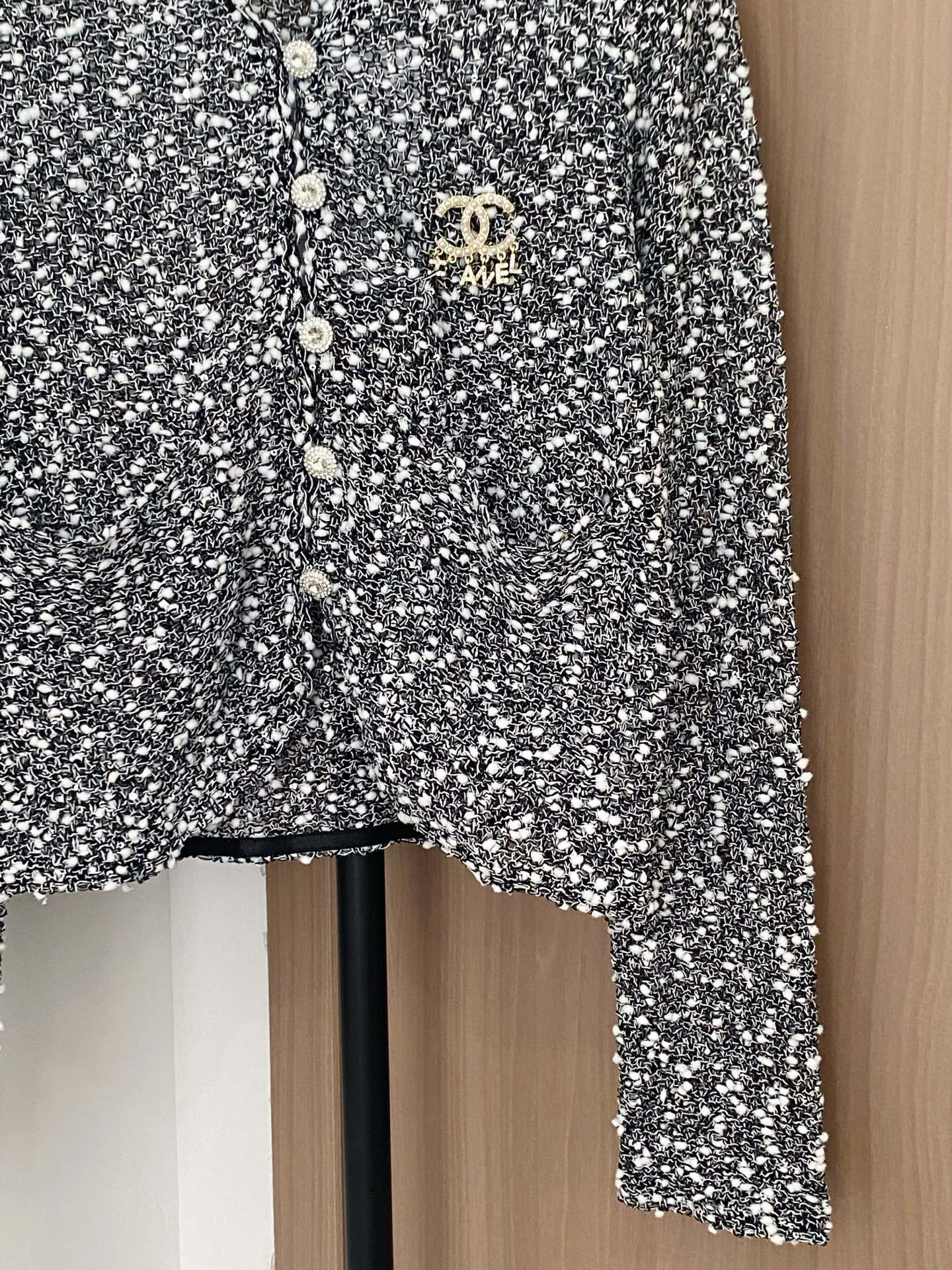 Chanel 25 New Women's Tweed Cardigan, Breathable Fabric, Logo Embellishment 5 i1756359642295 8072 0 3
