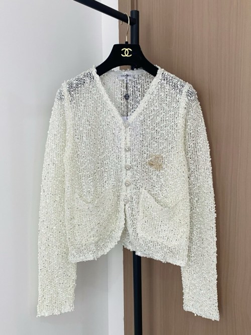 Chanel 25 New Women's Three-Color Cardigan Breathable Fabric Logo Embellishment 28 Chanel 25 New Women's Three-Color Cardigan Breathable Fabric Logo Embellishment