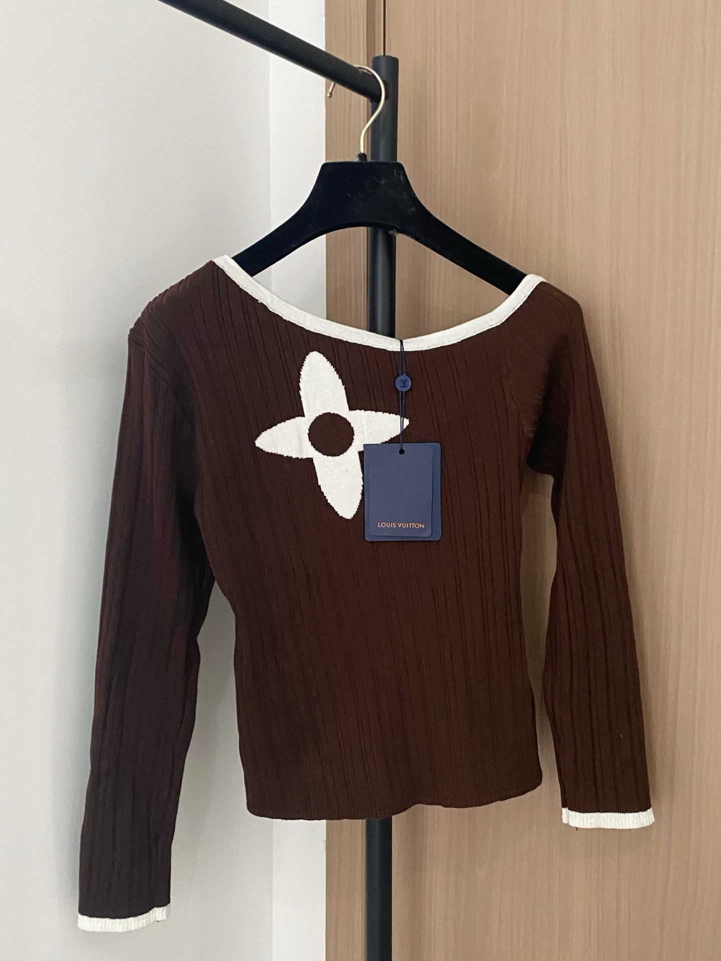 NO:479237,LouisVuit*on Simple off-shoulder long sleeve pattern high-end fashion upper body slim and high-end color code //,,louis vuitton,alexander wang19860909LouisVuit*on 簡約斜肩长袖 图案高级时尚 上身显瘦高级 色碼 //,,louis vuitton,alexander wang,Women's clothing