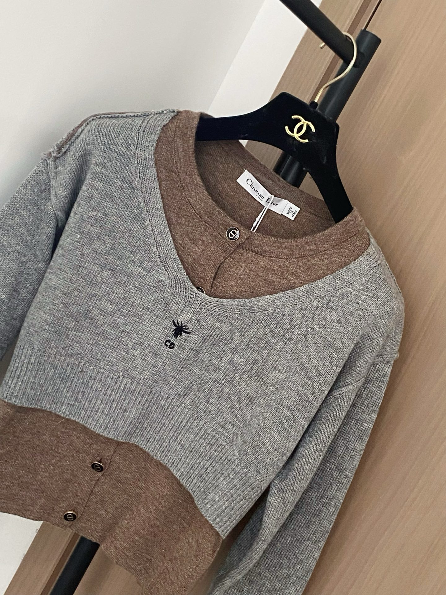 Dior 2025 New Long-Sleeve Gray-Brown Colorblock Fashionable Top 4 i1756361854922 3591 0 2