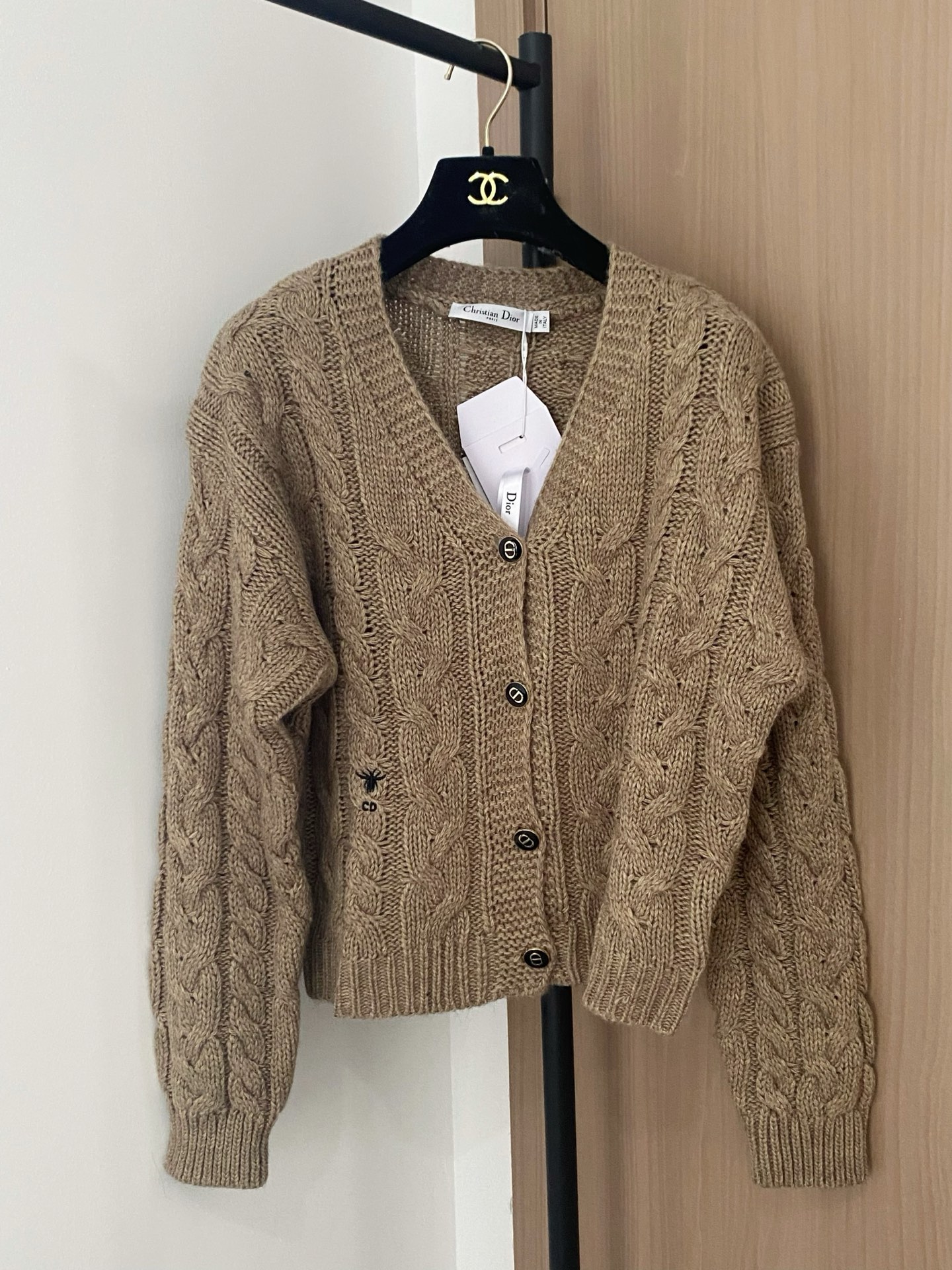 Cardigan Dior 2025, Logo Brodé, Coupe Slim, Élégant et Tendance