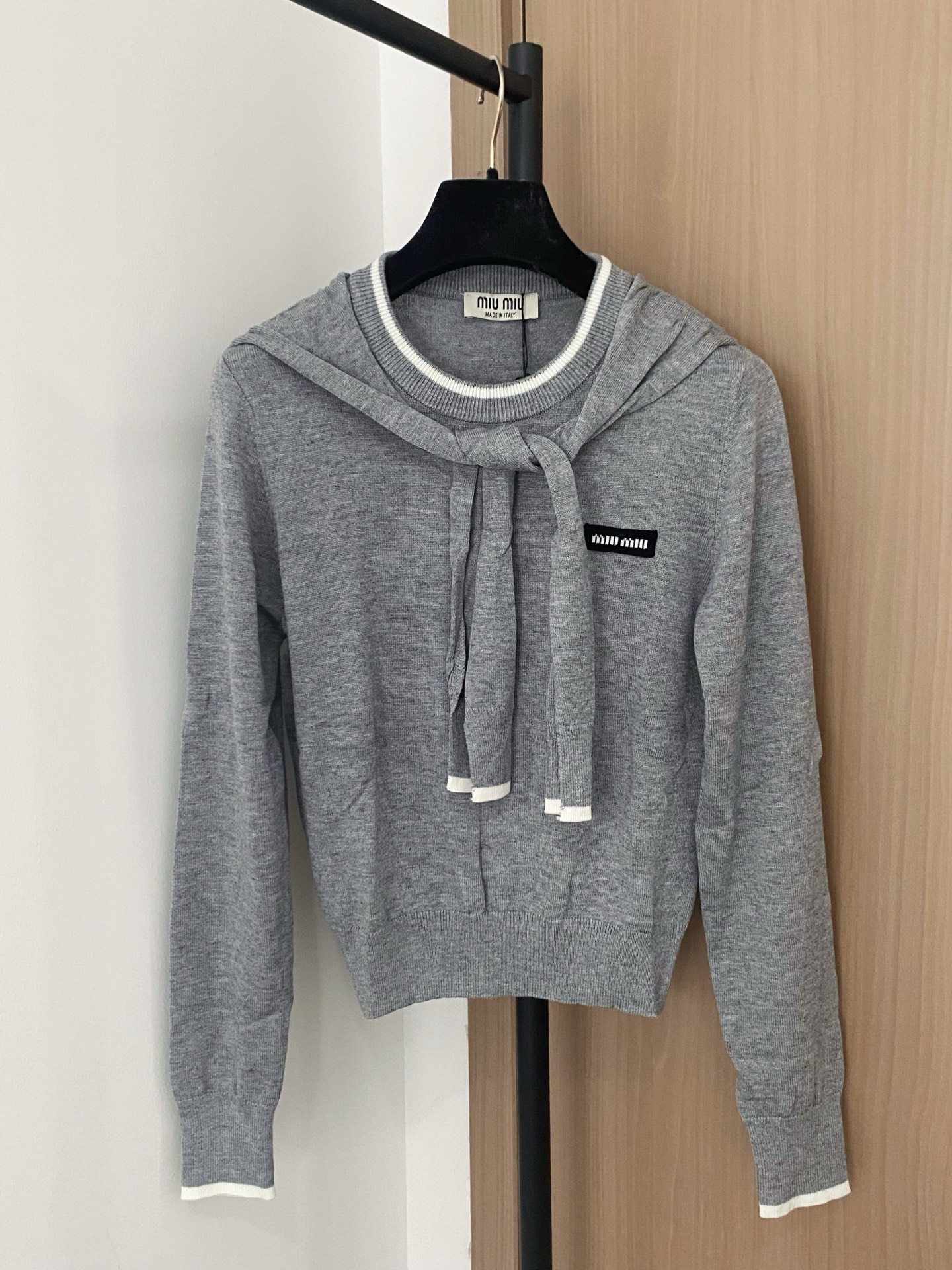 Pull Miu Miu Gris avec Détail de Col Écharpe et Logo Discret