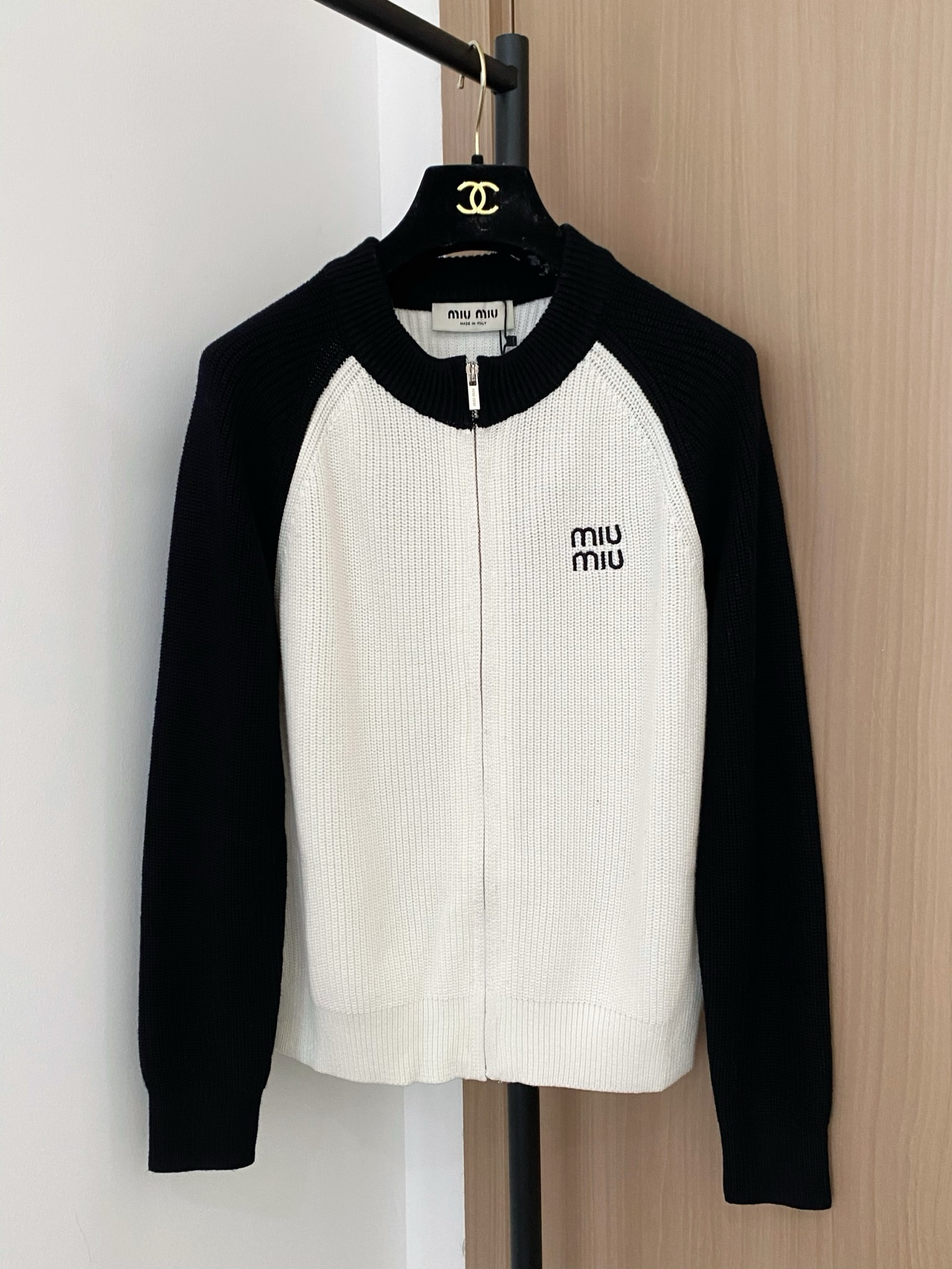 NO:489593,New two-color cardigan logo embellishment, slim and versatile color code //,,alexander wang19860909新款 二色开衫 logo点缀修饰 上身显瘦百搭 色碼 //,,alexander wang,Women's clothing