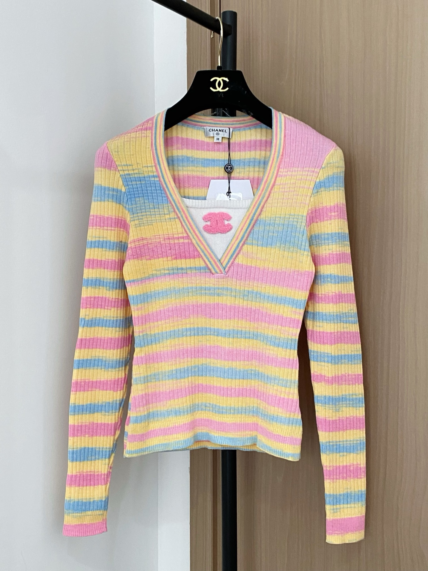 NO:489569,New two-color long sleeves, fabric breathable pattern logo embellishment, high-end atmosphere on the upper body, color code //,,alexander wang19860909新款 二色长袖 面料透气 图案logo修饰点缀 上身高级氛围感 色碼 //,,alexander wang,Women's clothing