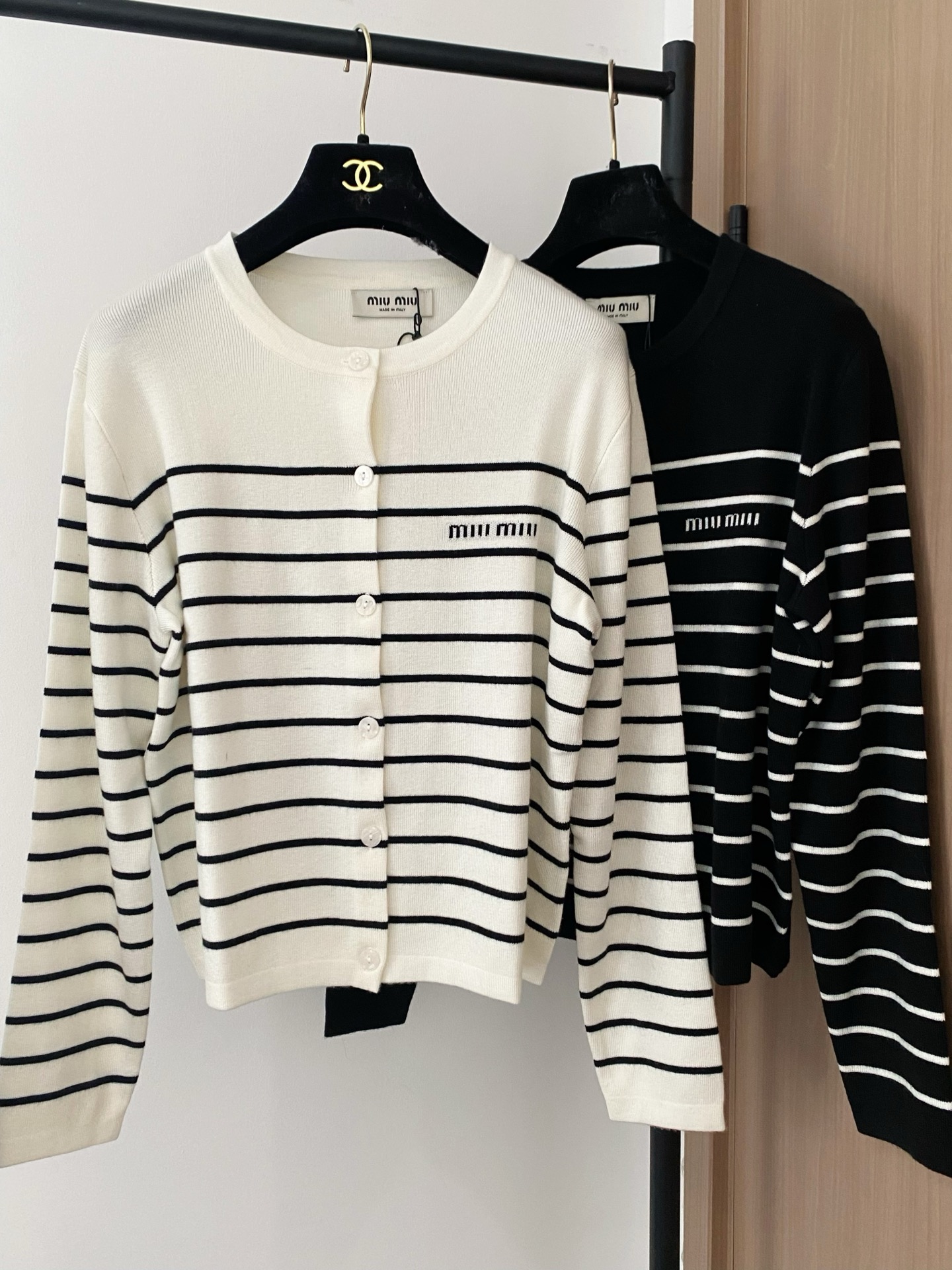 𝐌𝐢𝐮𝐦𝐢𝐮 𝟐𝟓新款 二色条纹开衫 刺绣logo点缀修饰 上身显瘦百搭 𝟐色𝟑碼 𝟑𝟔/𝟑𝟖/𝟒𝟎 。