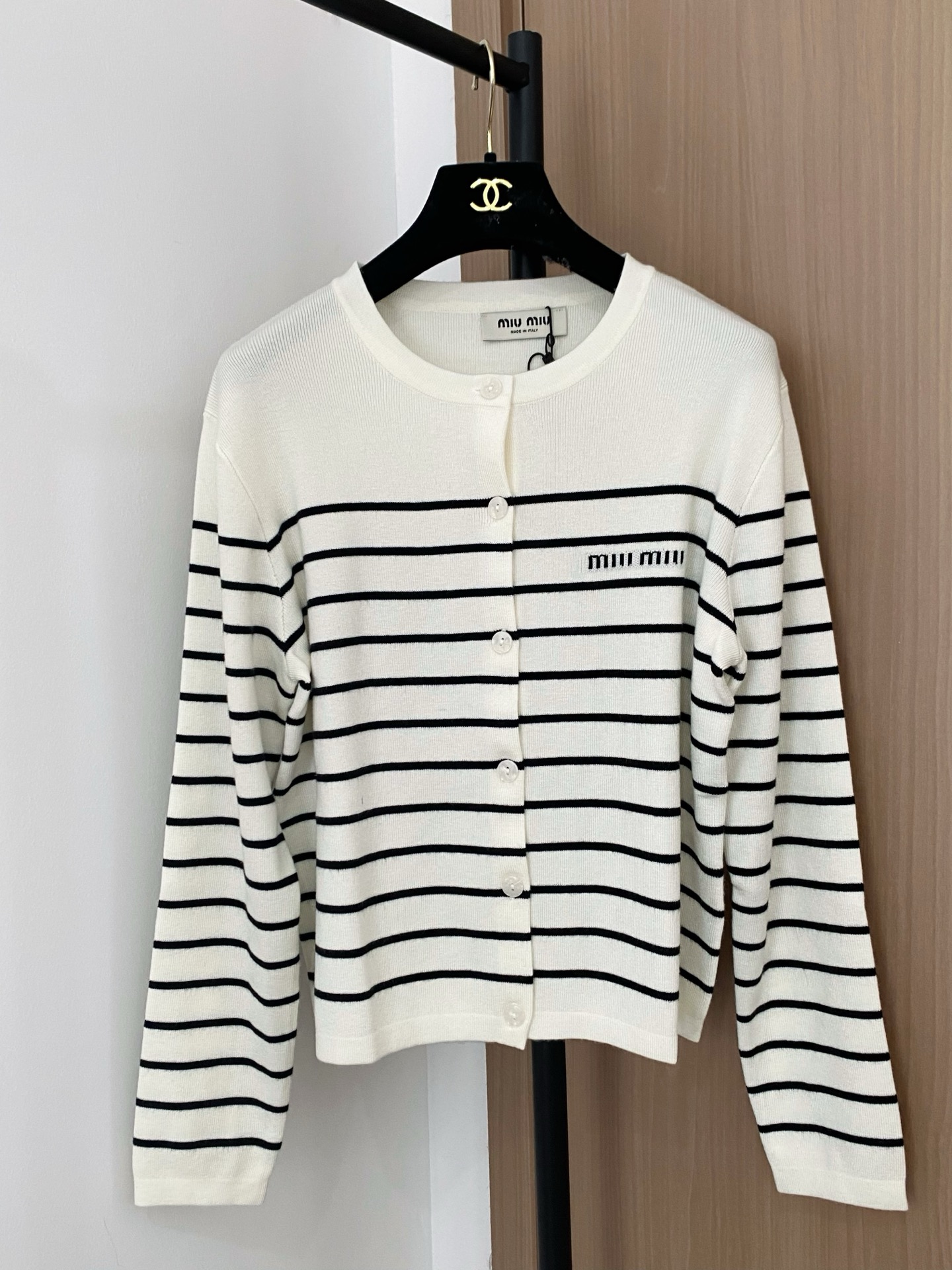 NO:489587,New two-color striped cardigan, embroidered logo embellishment, slim and versatile color code //,,alexander wang19860909新款 二色条纹开衫 刺绣logo点缀修饰 上身显瘦百搭 色碼 //,,alexander wang,Women's clothing