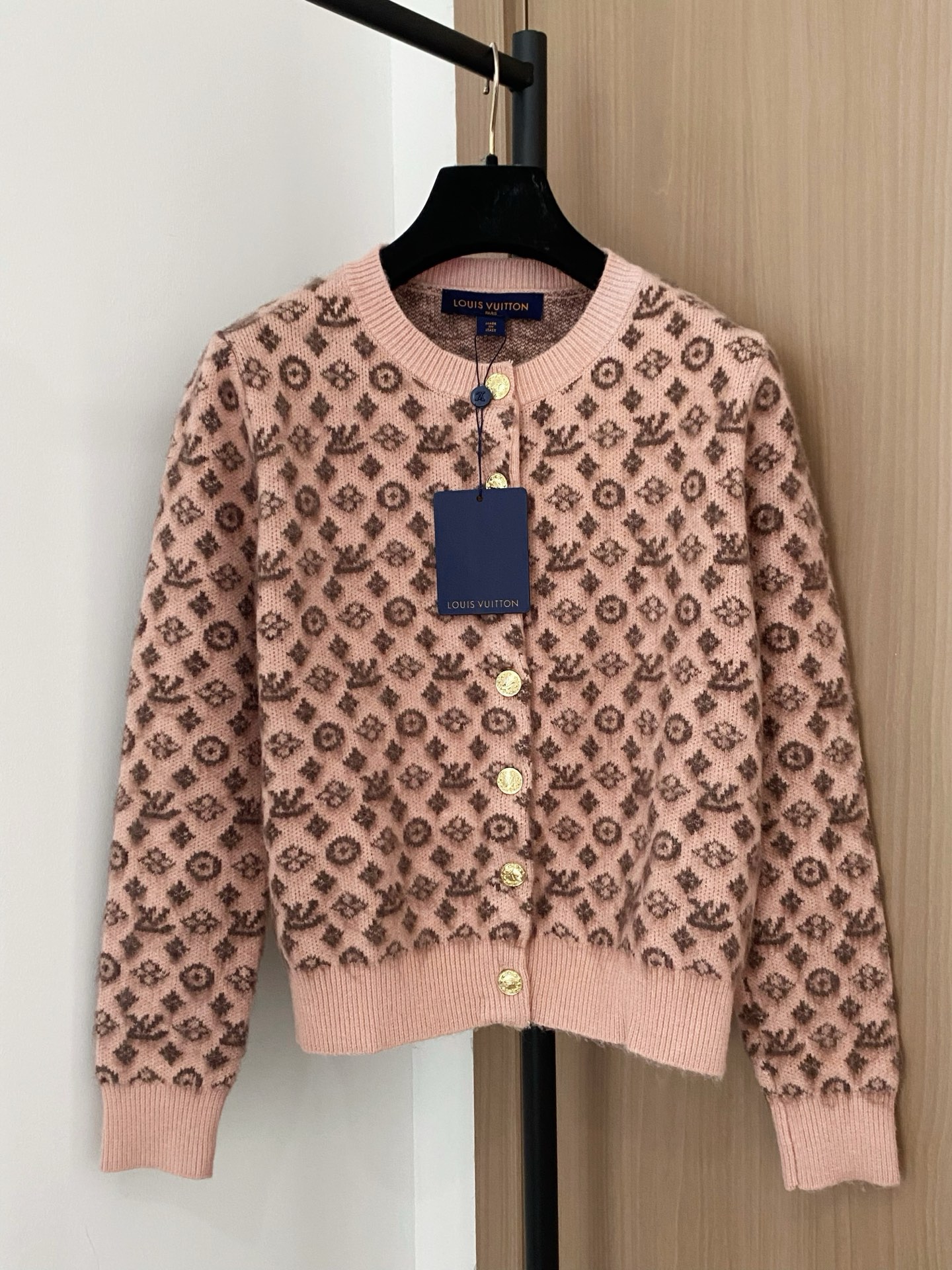 NO:489541,Simple old-fashioned mohair cardigan logo button pattern high-end fashion upper body slim and high-end color code //,,alexander wang19860909簡約老花马海毛开衫 logo纽扣图案高级时尚 上身显瘦高级 色碼 //,,alexander wang,Women's clothing